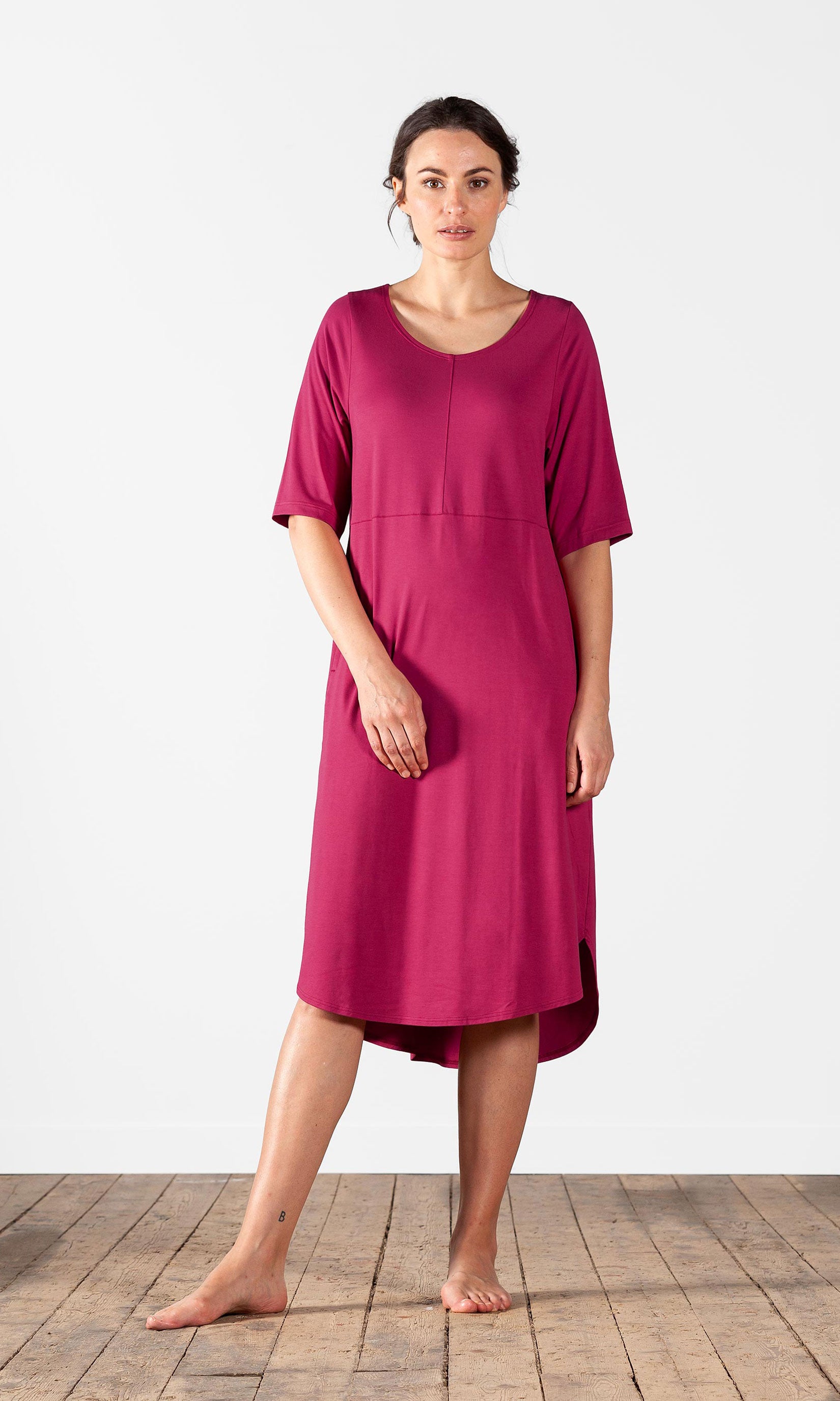 Gerade geschnittenes Viskosekleid mit halblangen Ärmeln