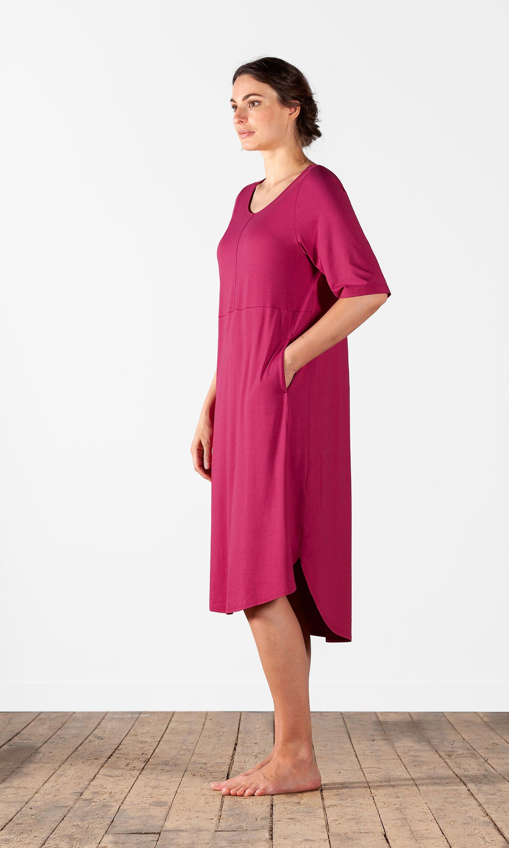 Gerade geschnittenes Viskosekleid mit halblangen Ärmeln