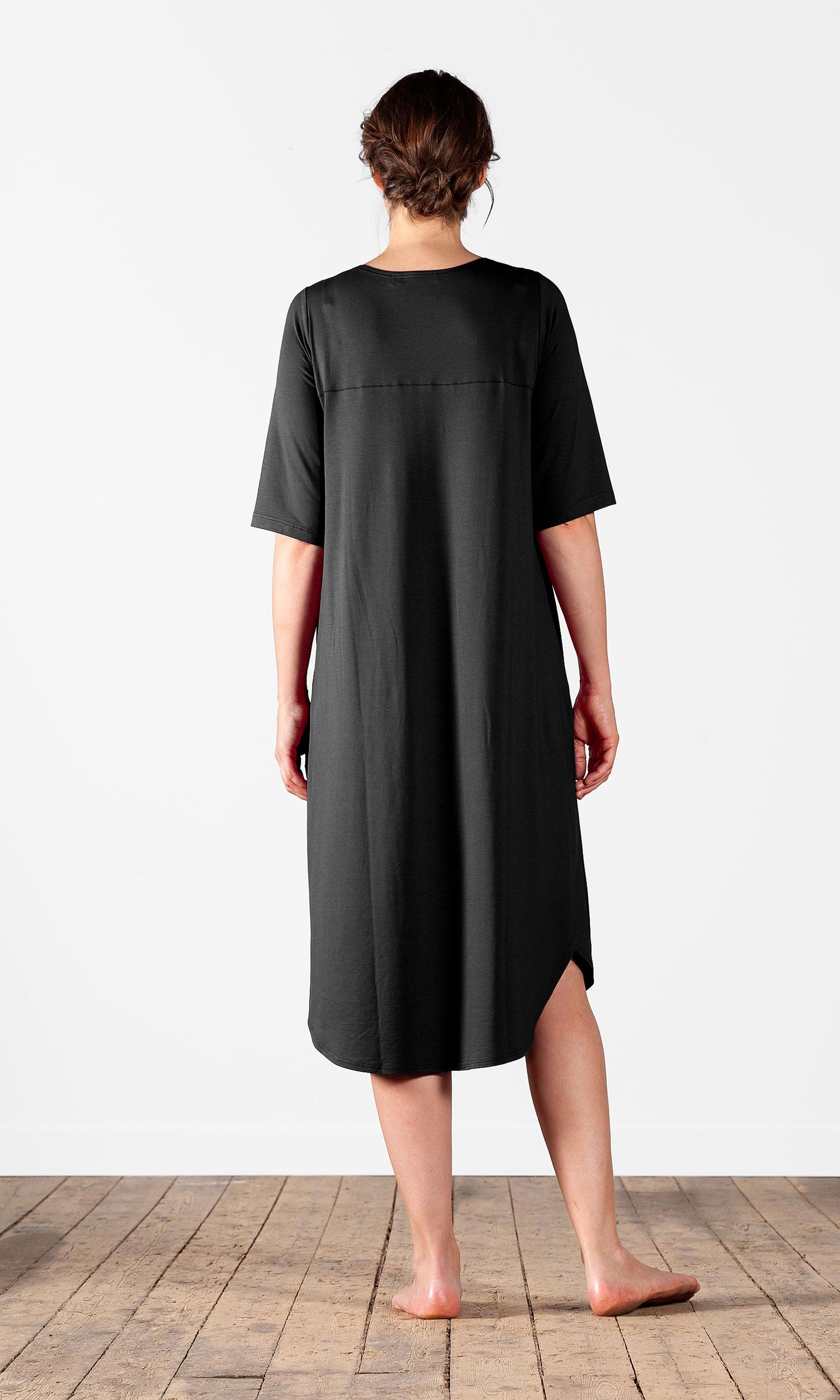 Gerade geschnittenes Viskosekleid mit halblangen Ärmeln