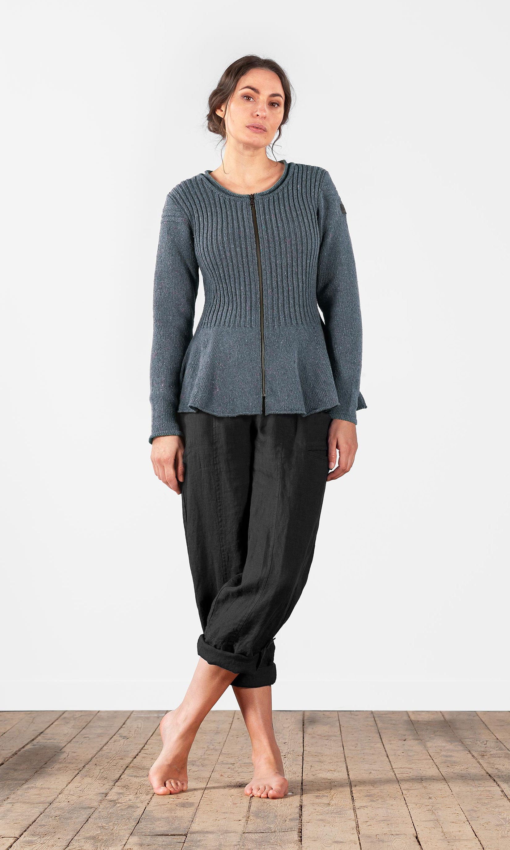 Knitted cardigan in a fitted style with a zipper in yarn from recycled jeans