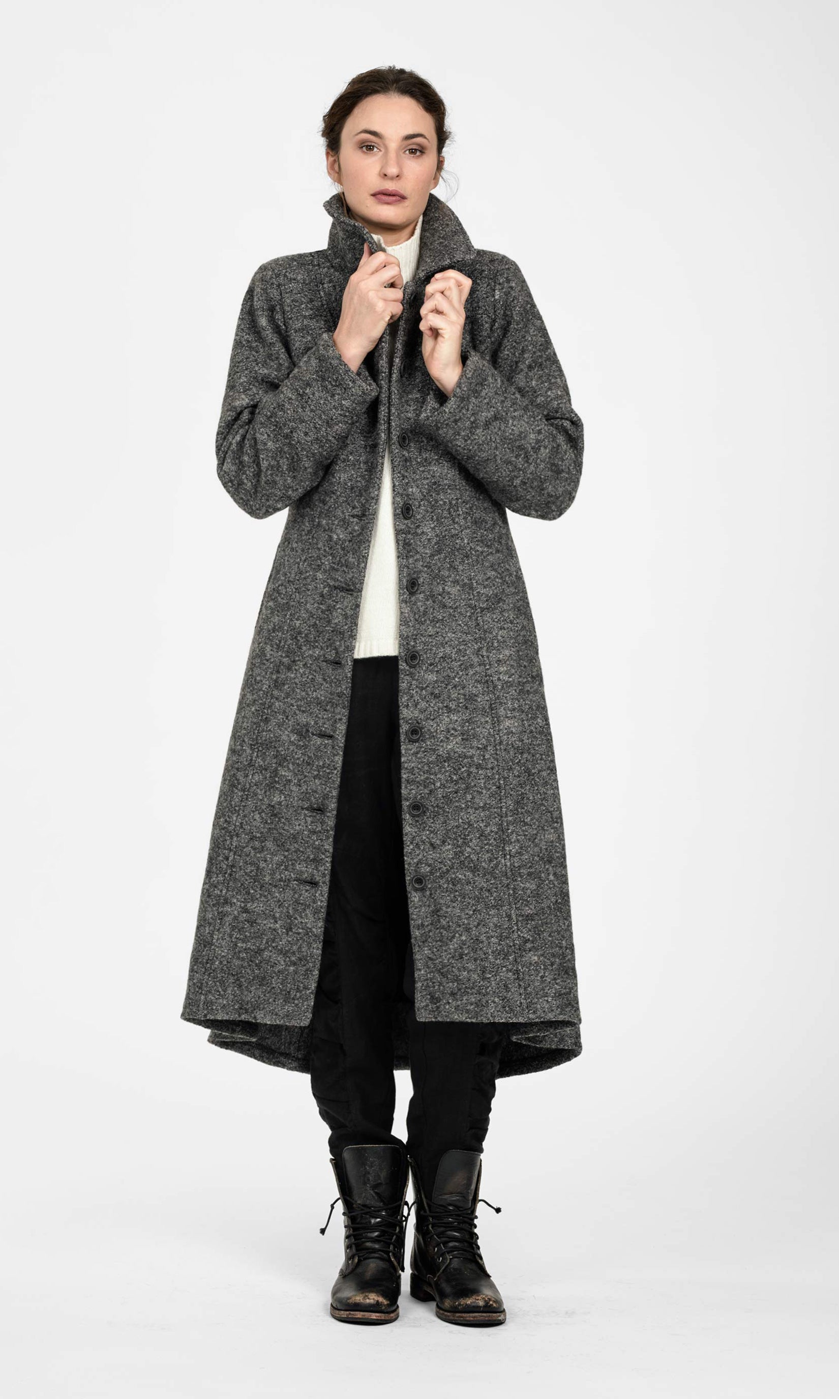 Long fitted wool coat with collar