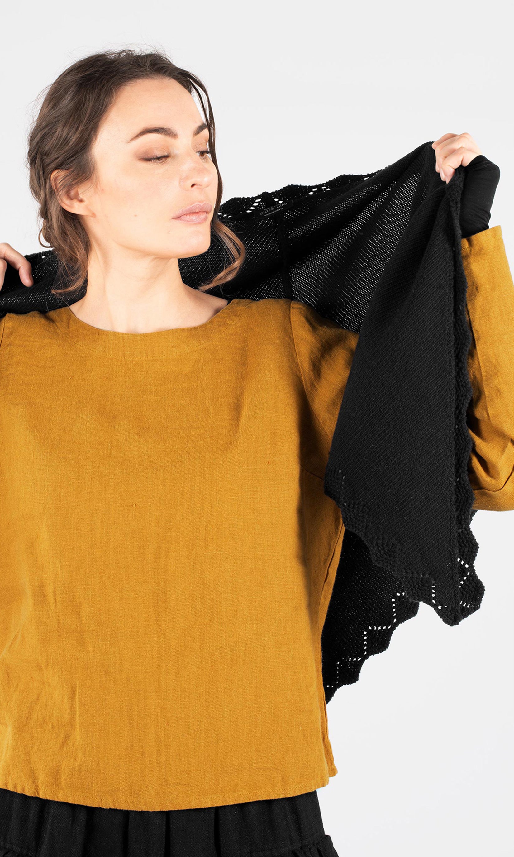 Triangular wool scarf