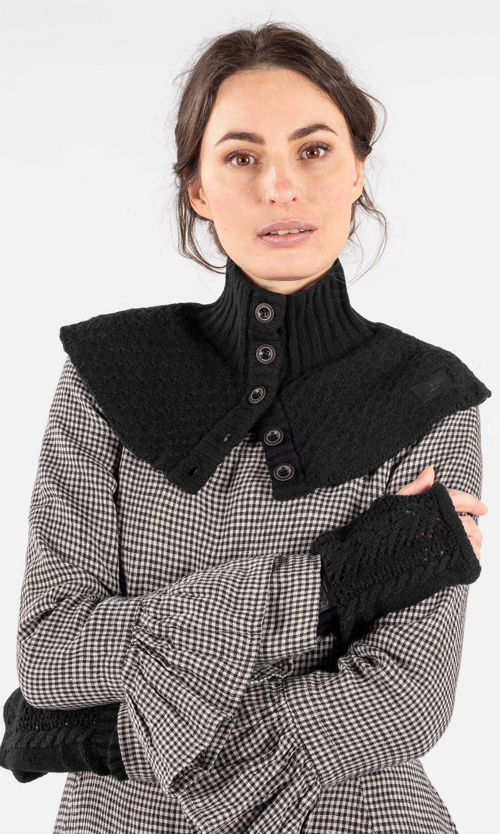 Wool collar with fastening