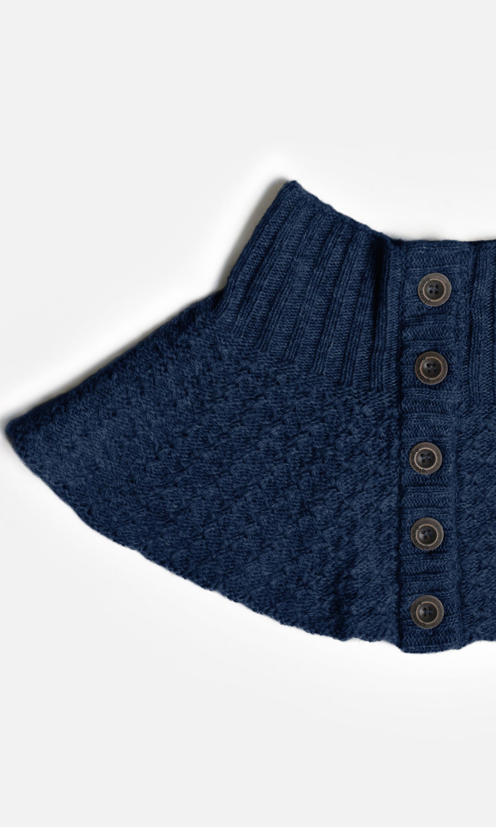 Wool collar with button closure