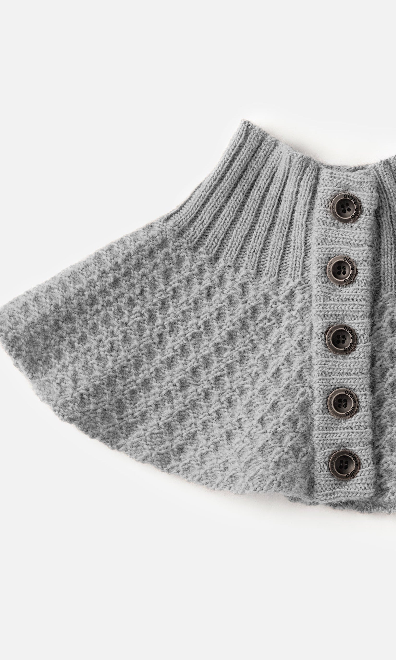 Wool collar with button closure