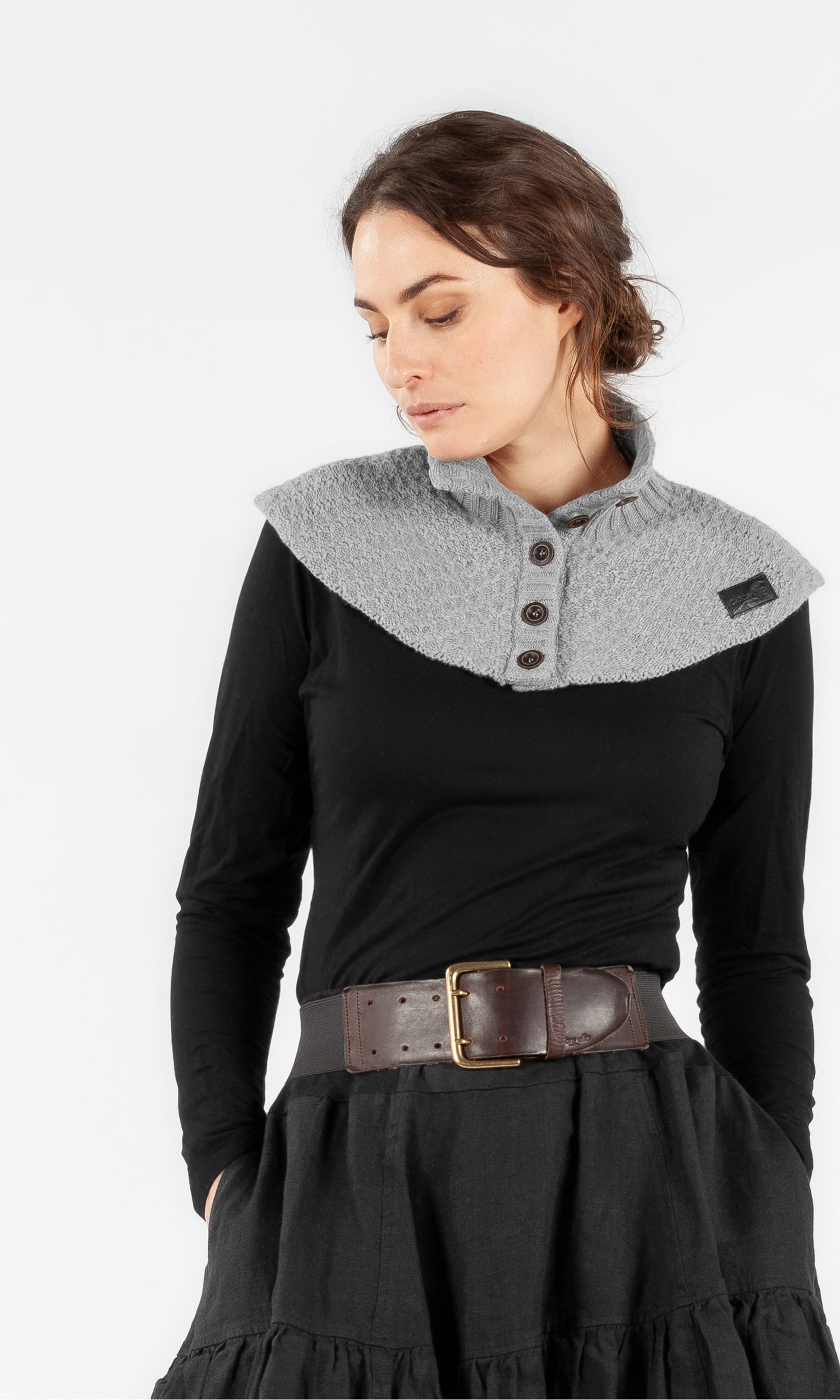 Wool collar with button closure