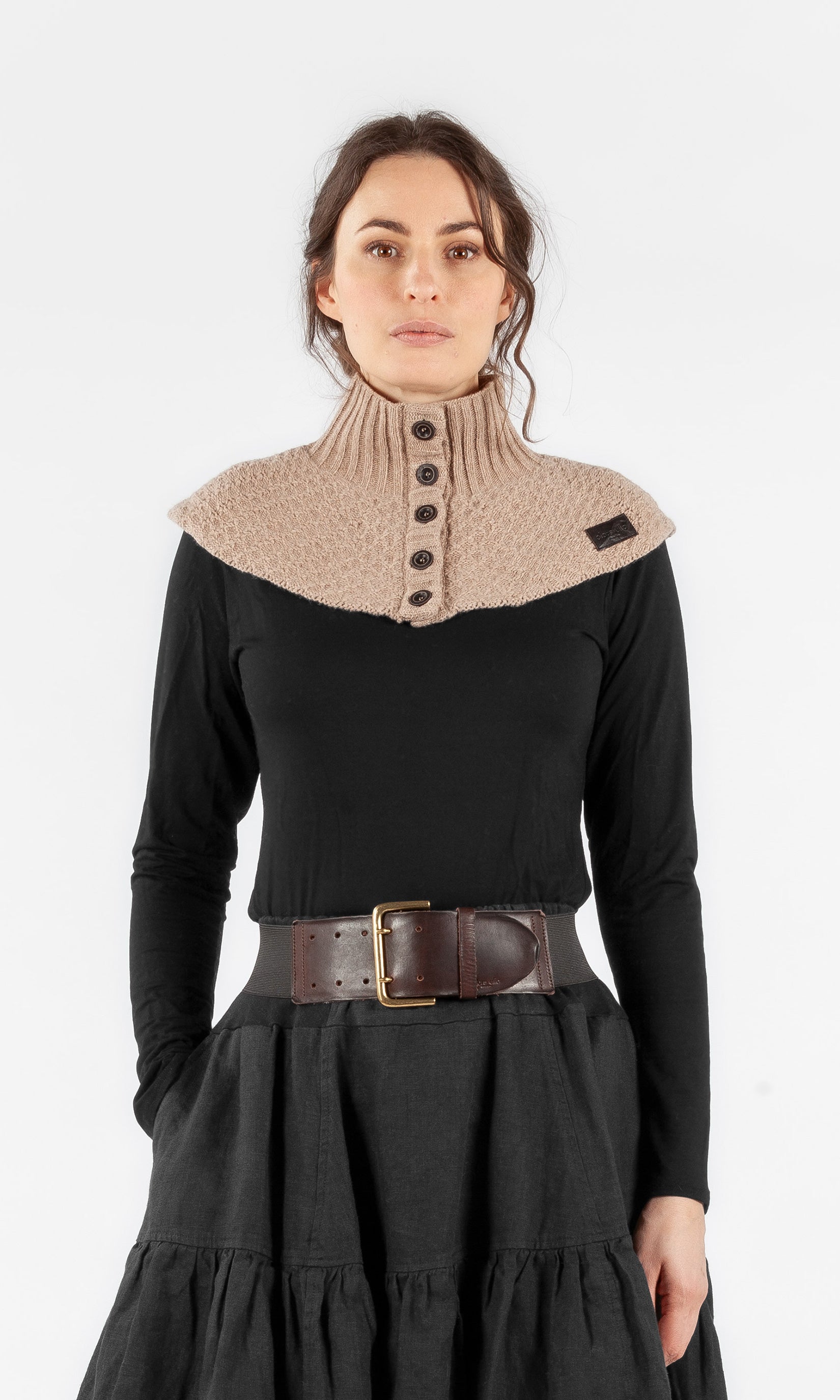 Wool collar with button closure