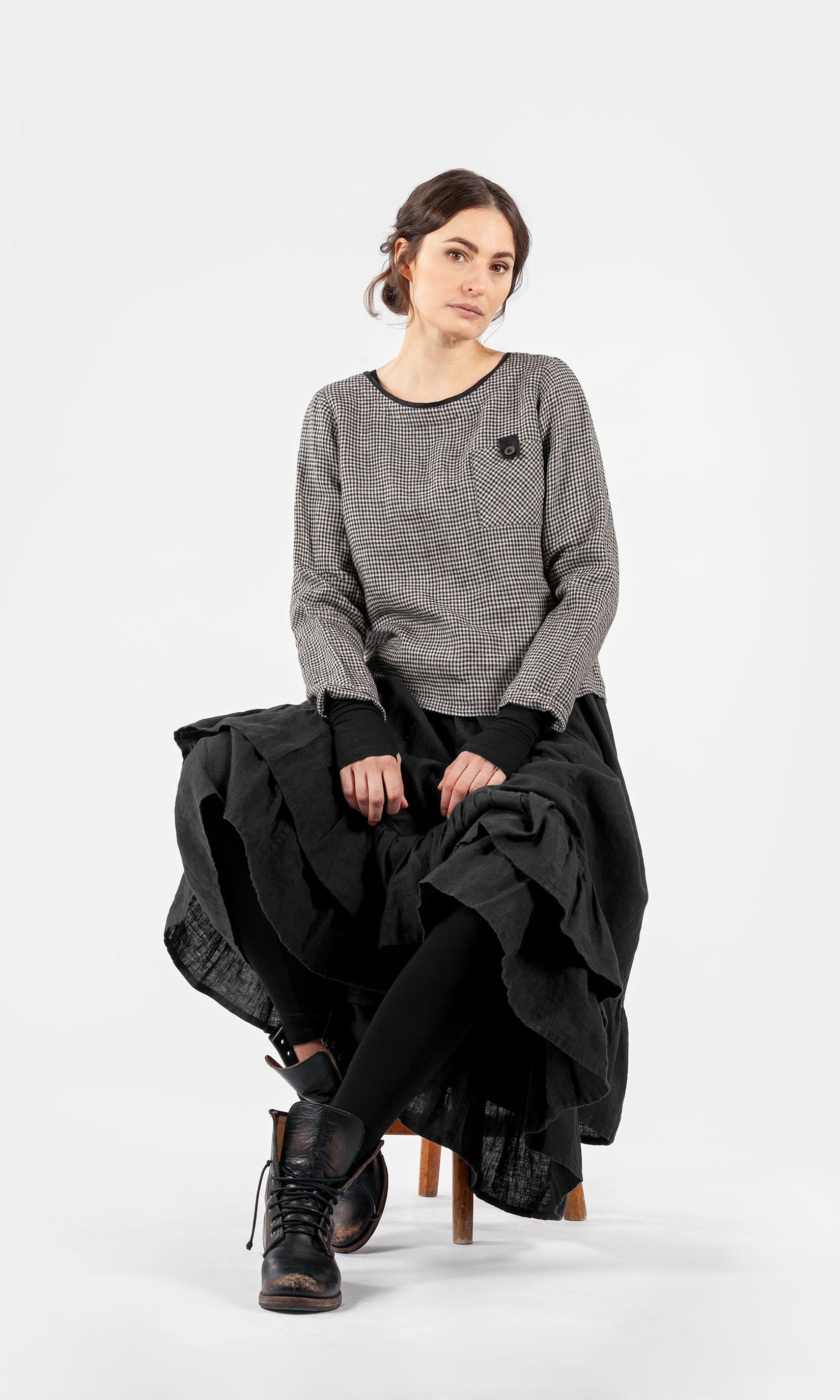 Short linen top with buttoned pocket