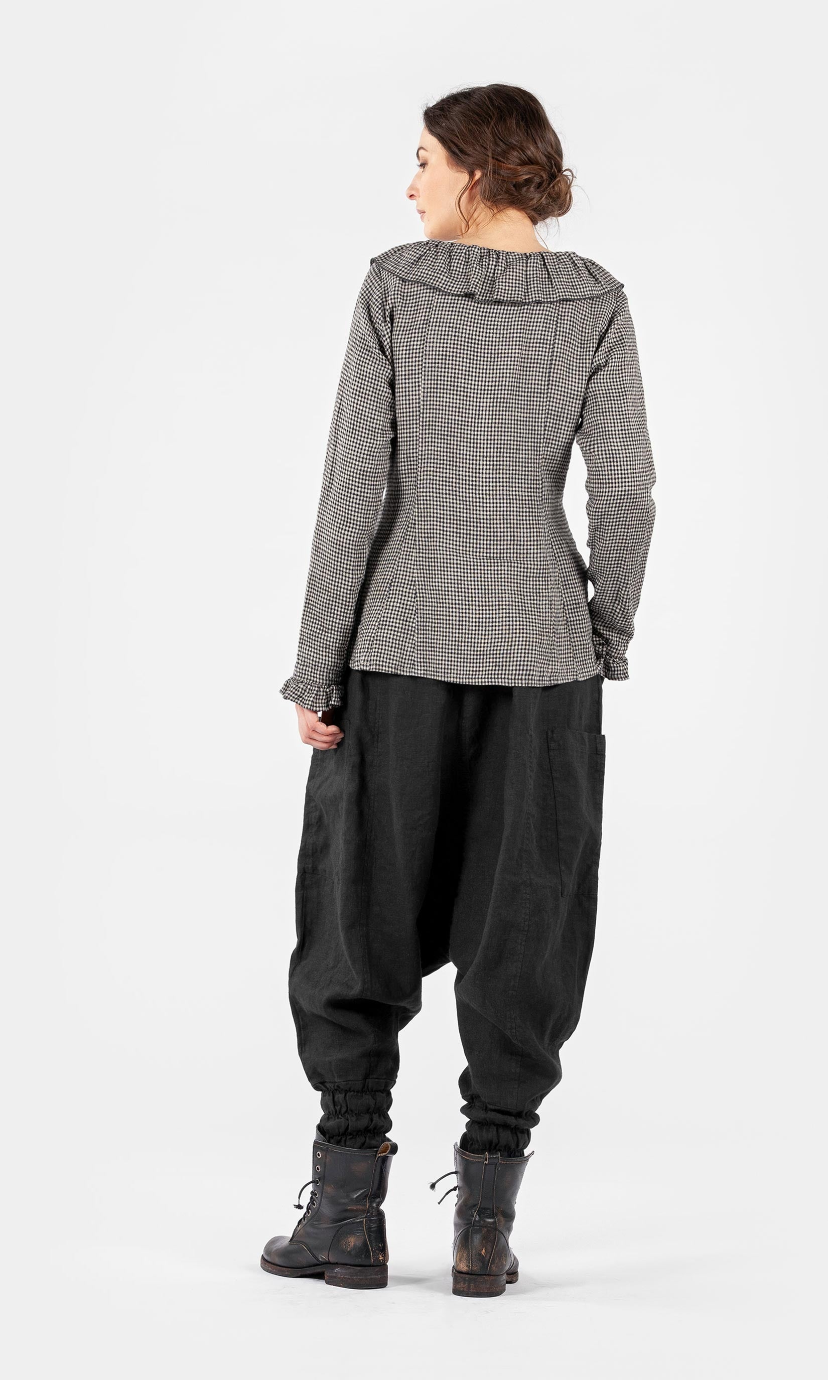 Linneblus med volangdetaljer och knäppning