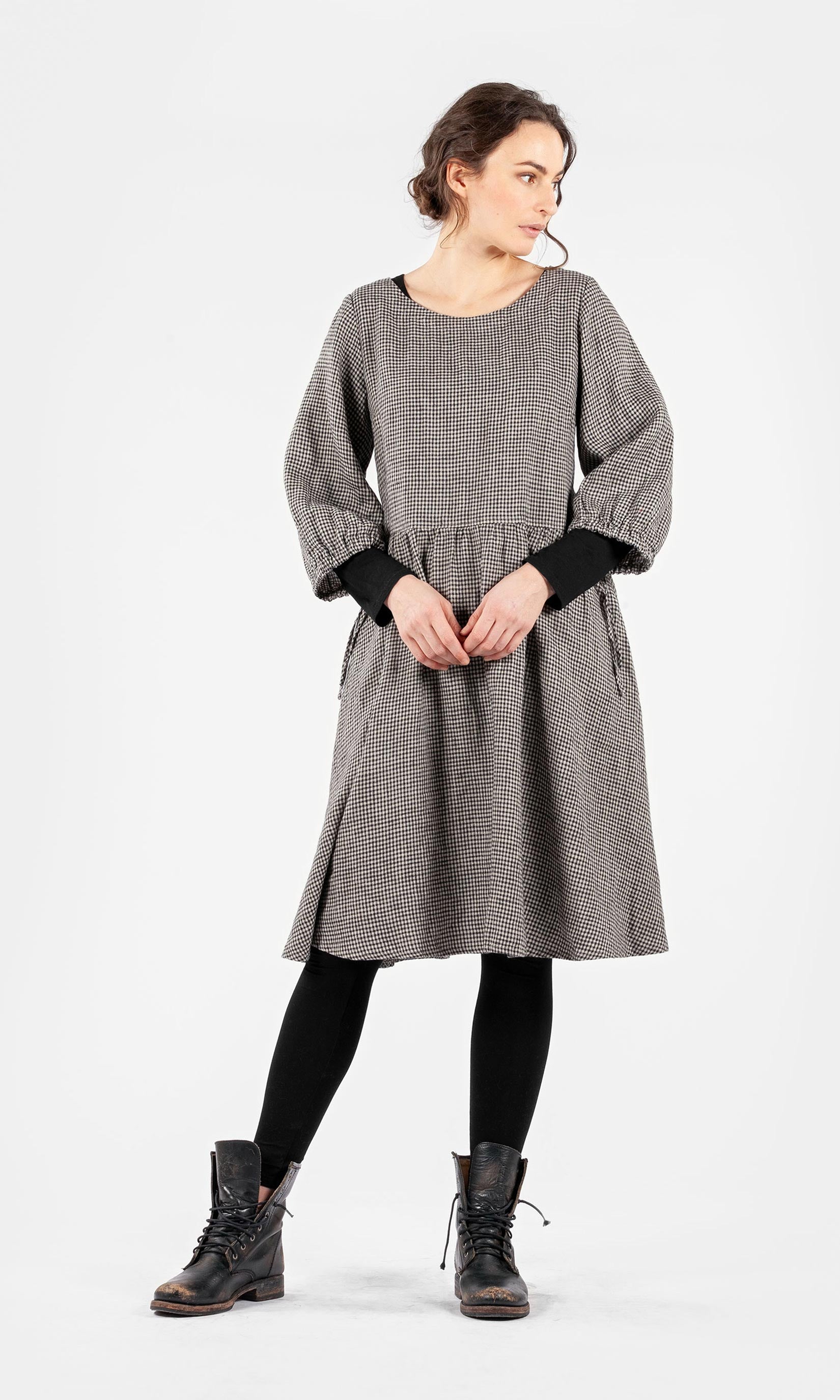 Knielanges Leinenkleid mit weiten Ärmeln und Tunnelzug