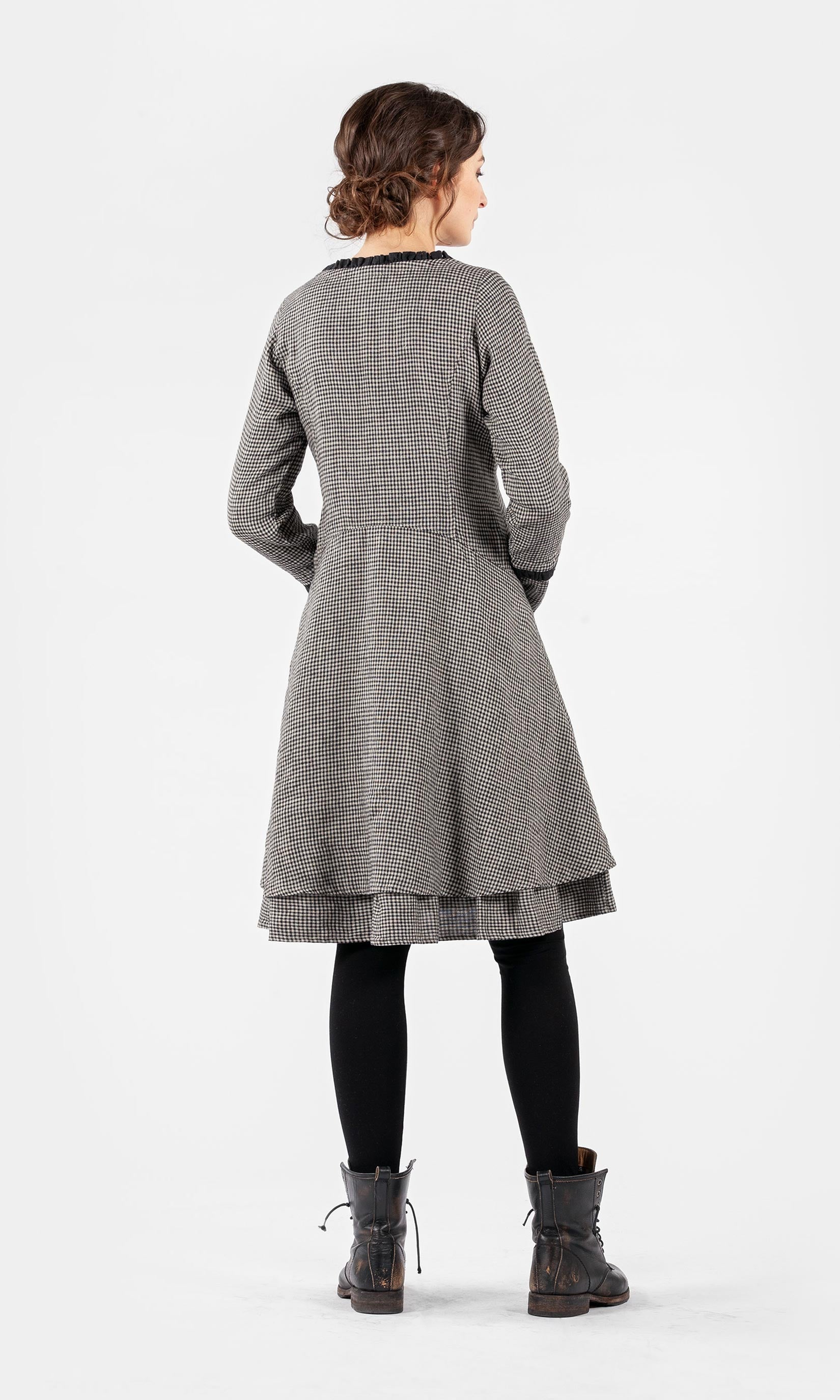 Linneklänning med lång ärm och kråsdetaljer