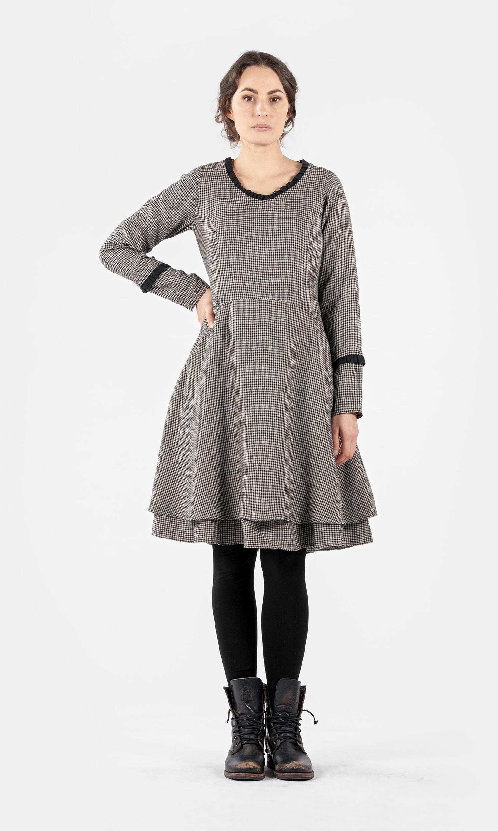 Knielang Leinenkleid mit Rüschendetails