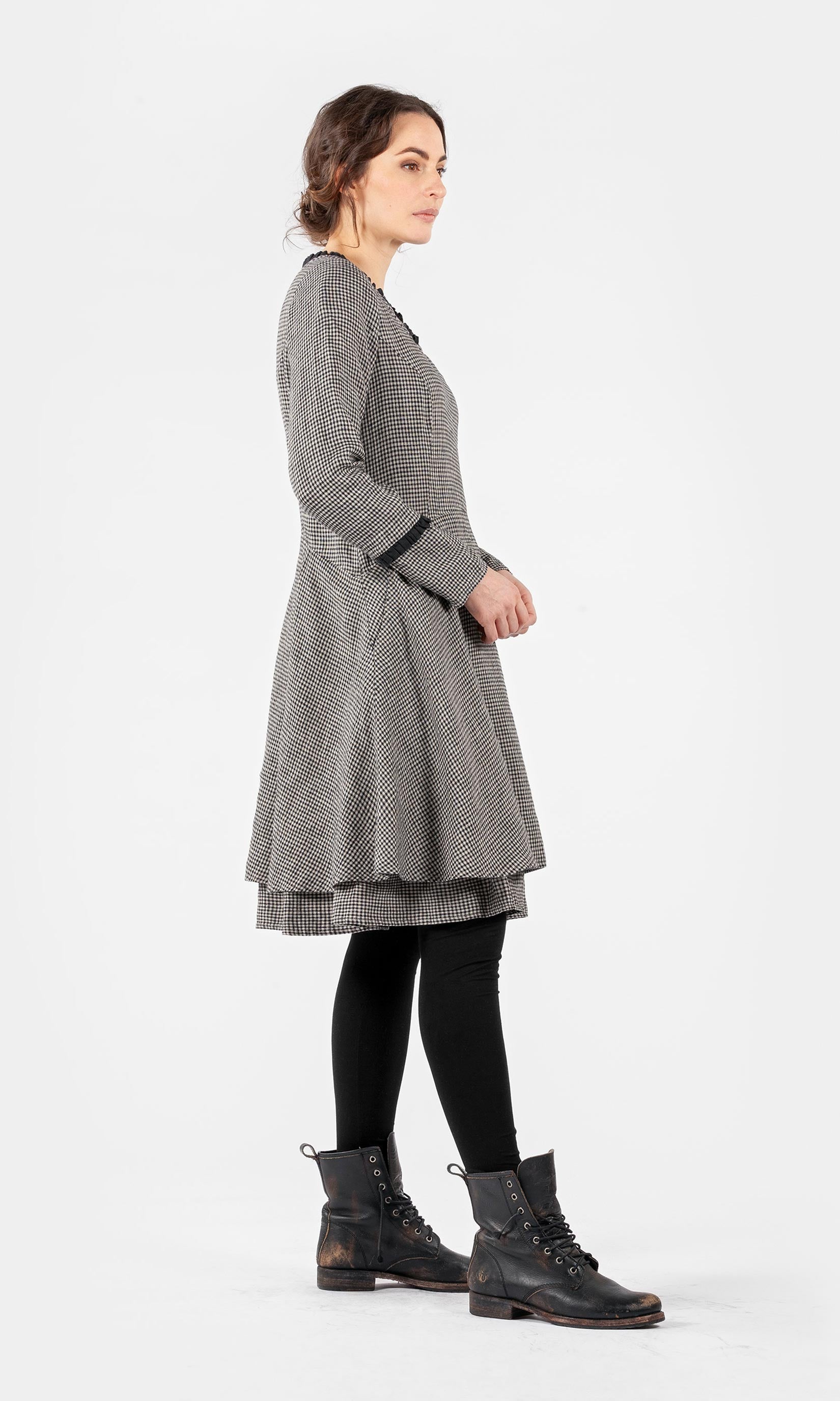 Knielang Leinenkleid mit Rüschendetails