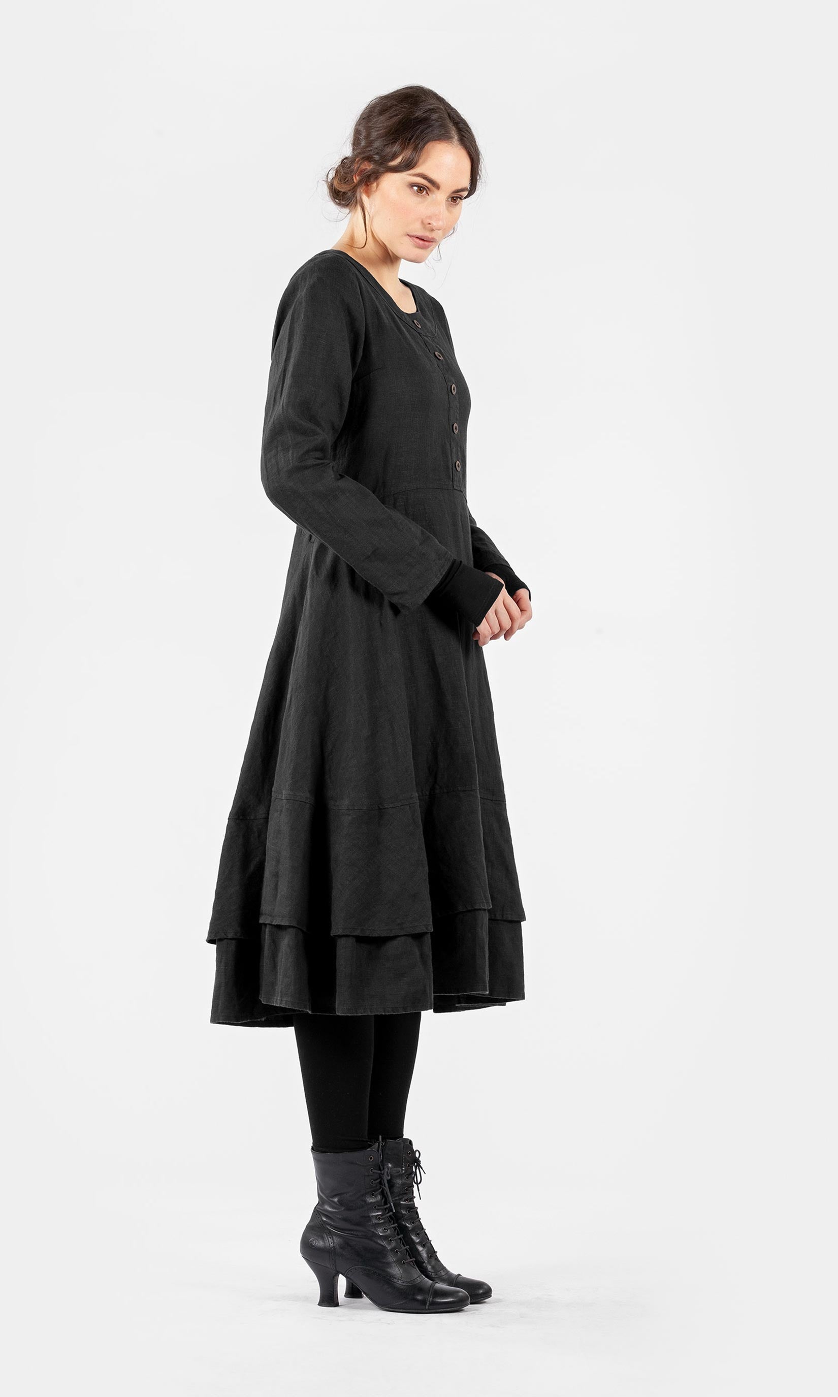 Linneklänning med längd ochdubbla kjolar