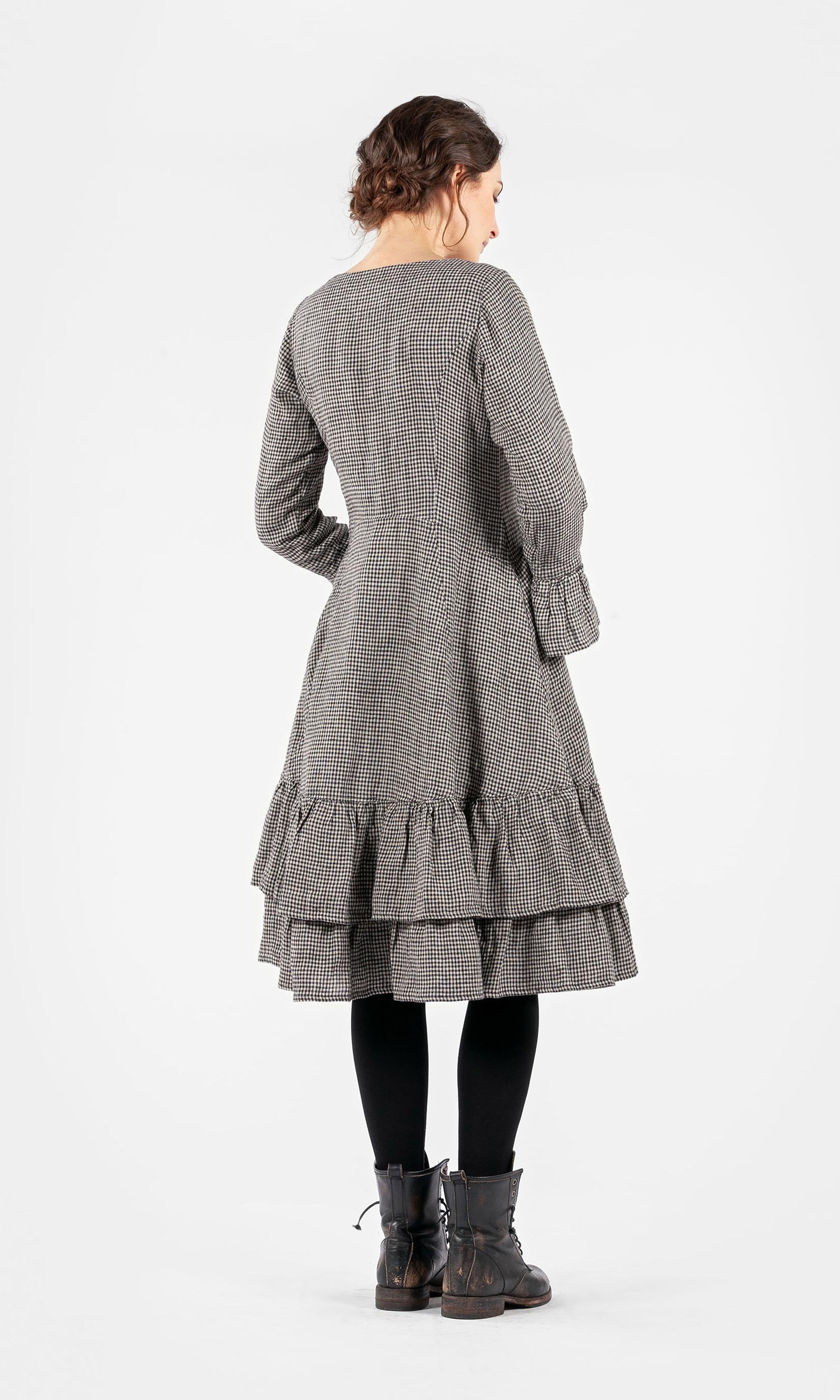 Linneklänning med volanger i nederkant och ärmslut