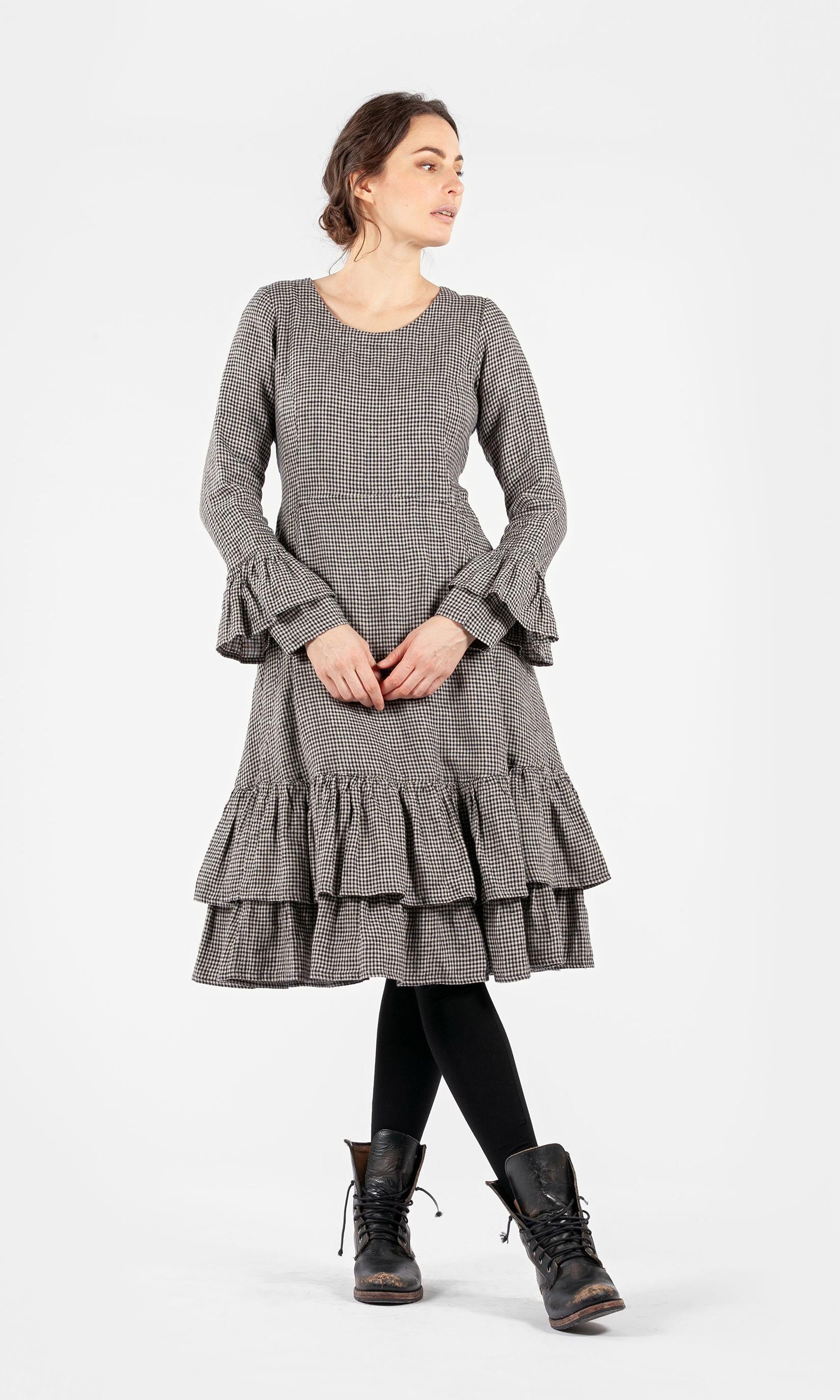 Leinenkleid mit Rüschen am Saum und an den Ärmelbündchen