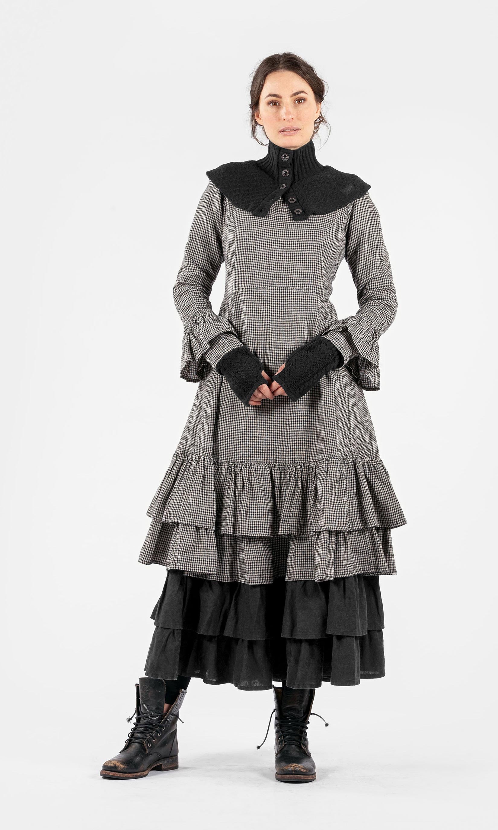 Leinenkleid mit Rüschen am Saum und an den Ärmelbündchen