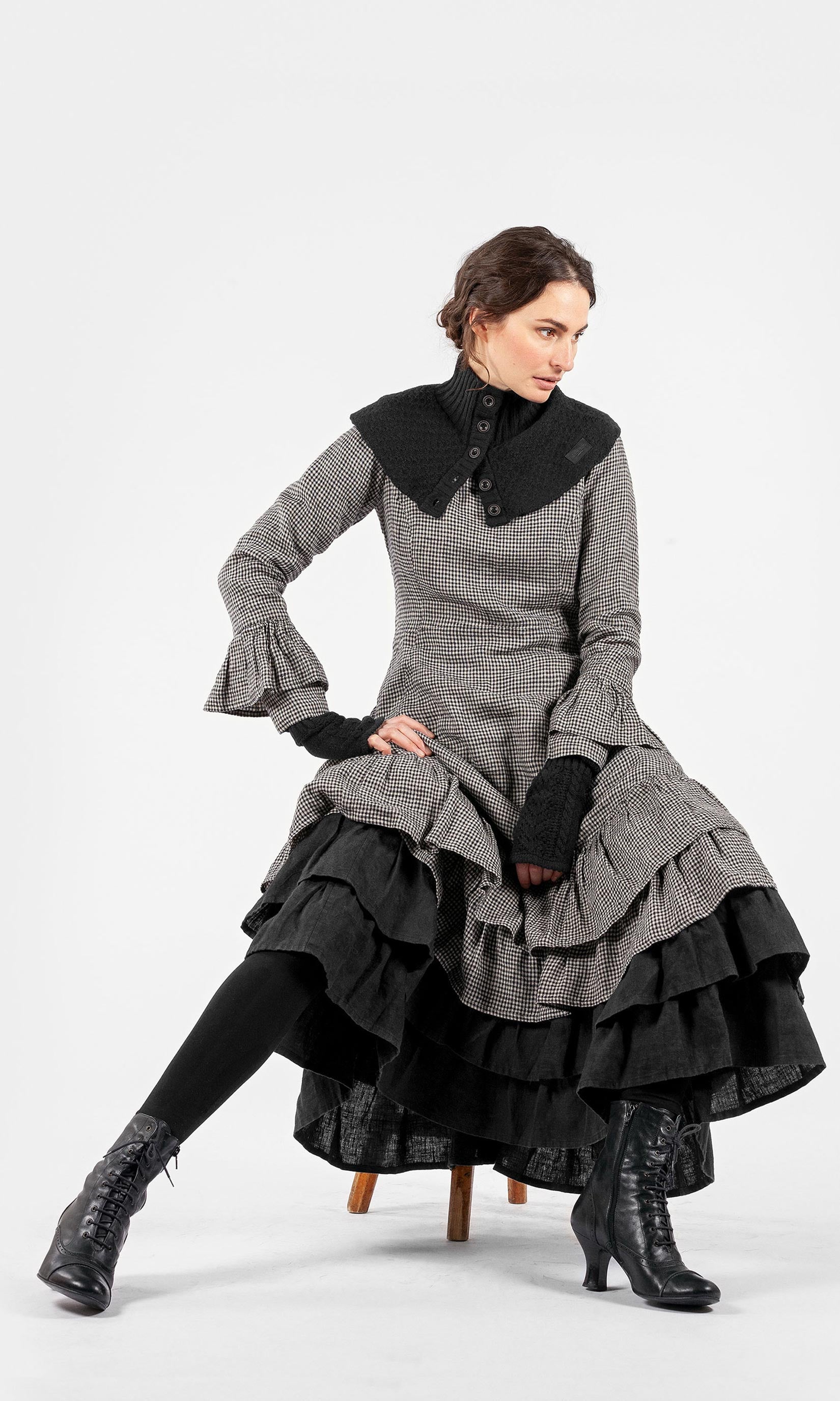 Linneklänning med volanger i nederkant och ärmslut