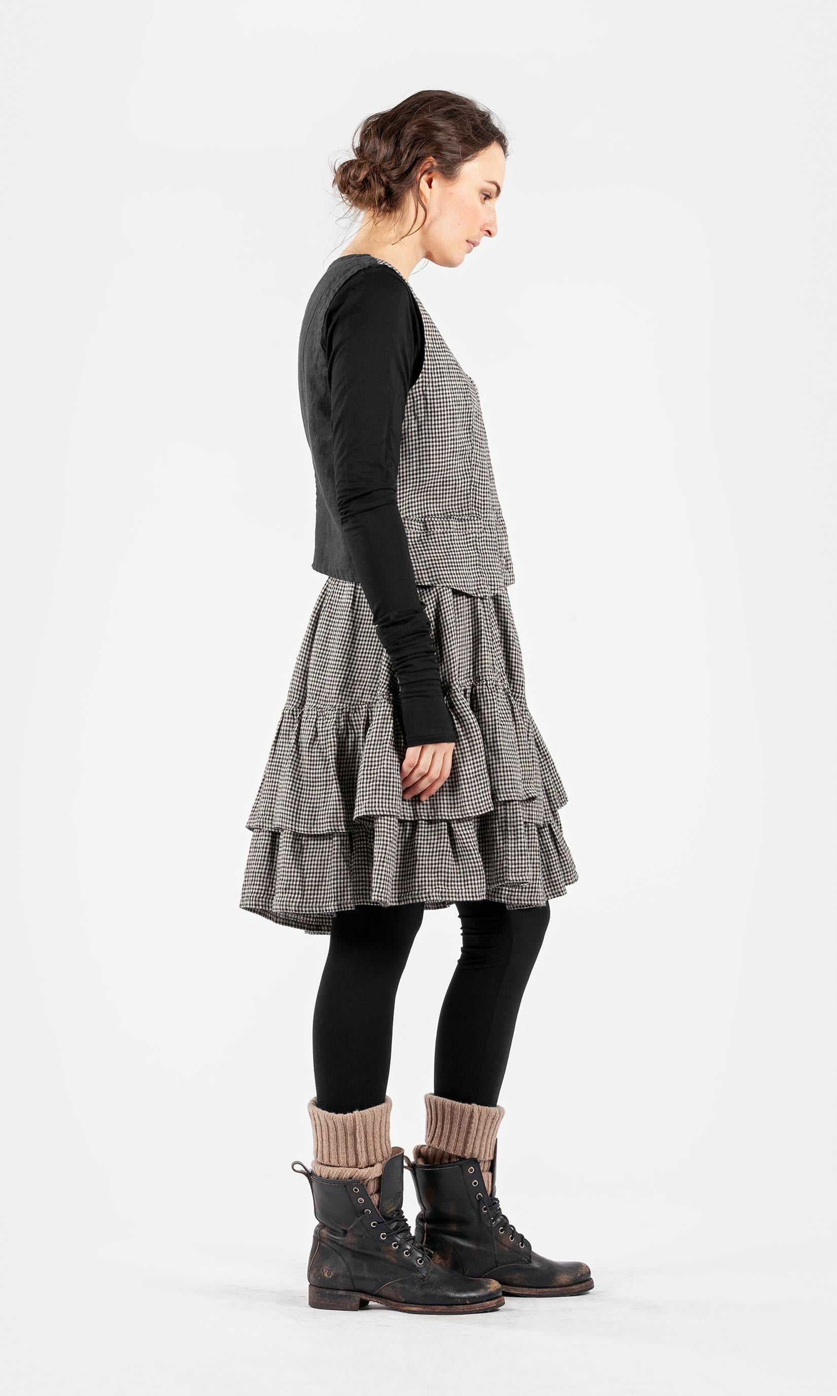 Knee-length linen skirt with ruffles