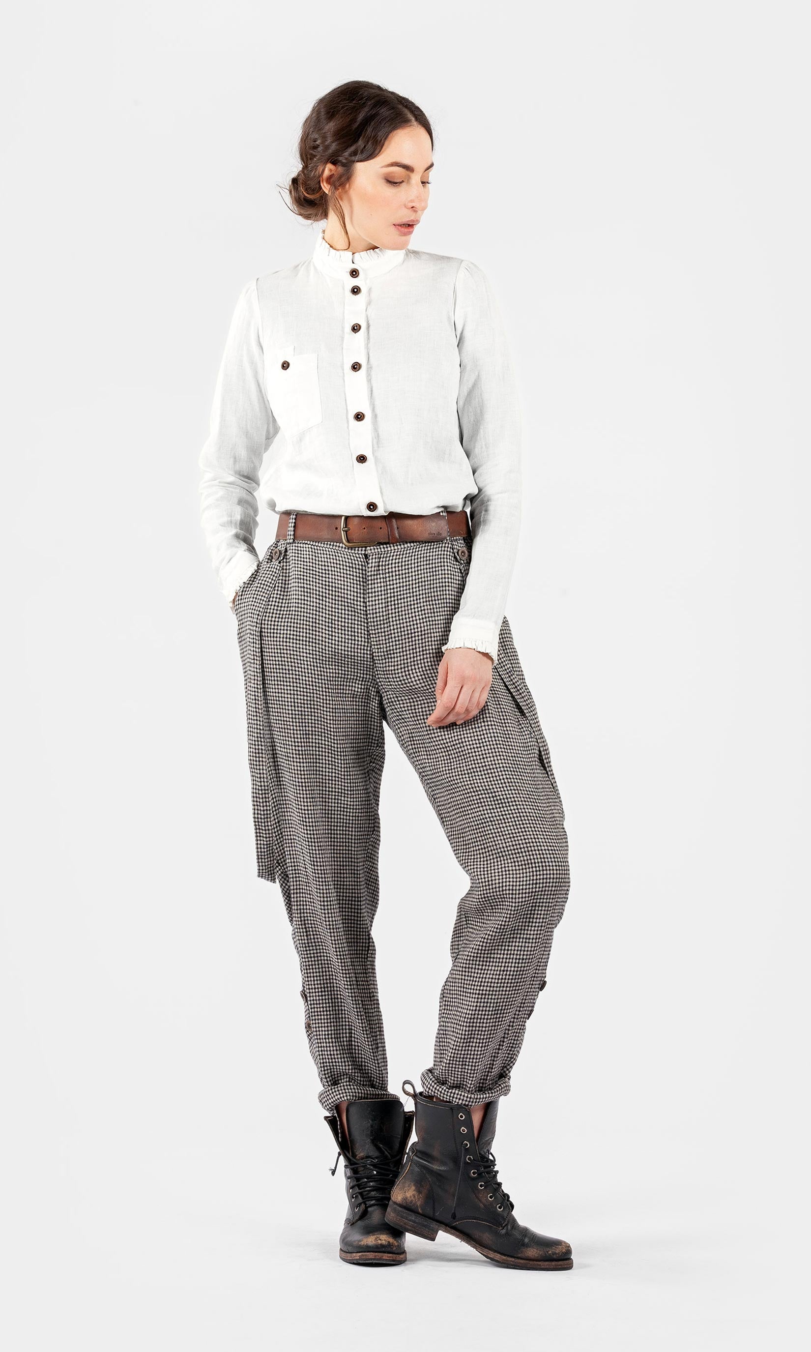 Linen trousers with suspenders