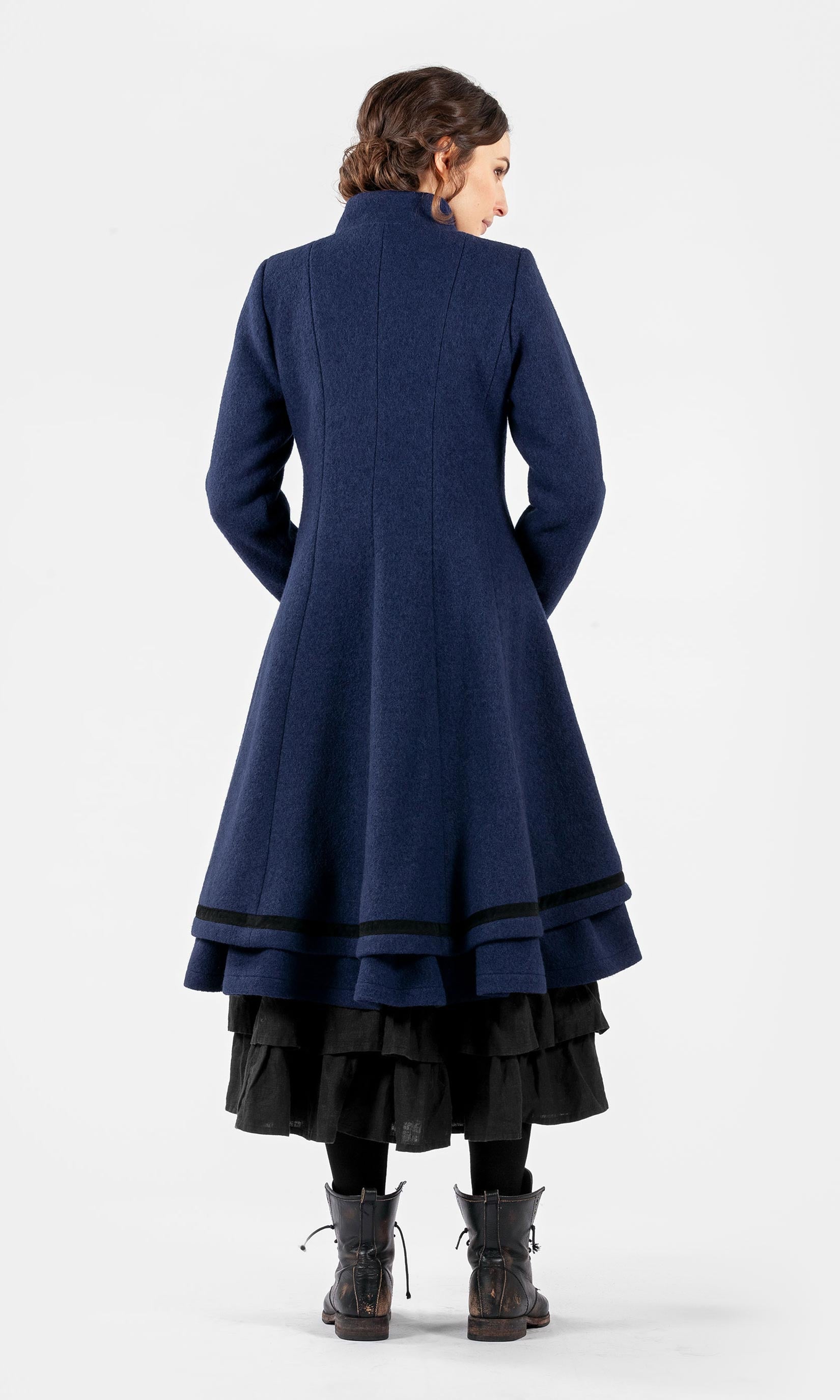 Fitted double-layered buttoned wool coat with collar