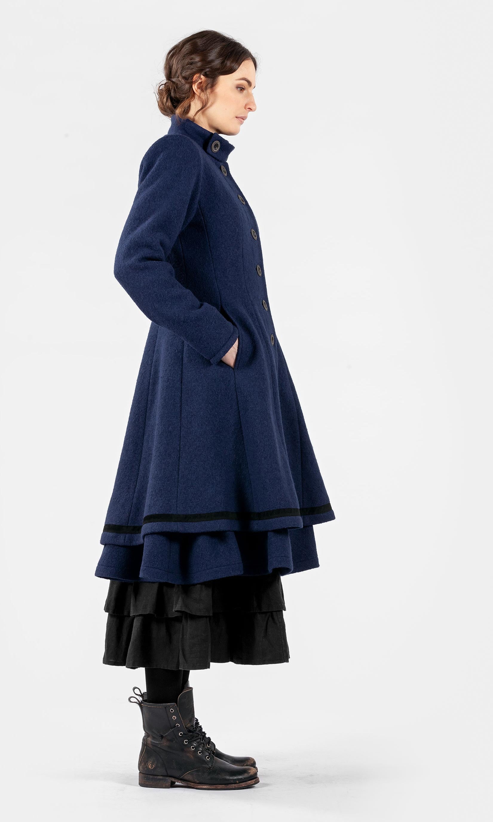 Fitted double-layered buttoned wool coat with collar