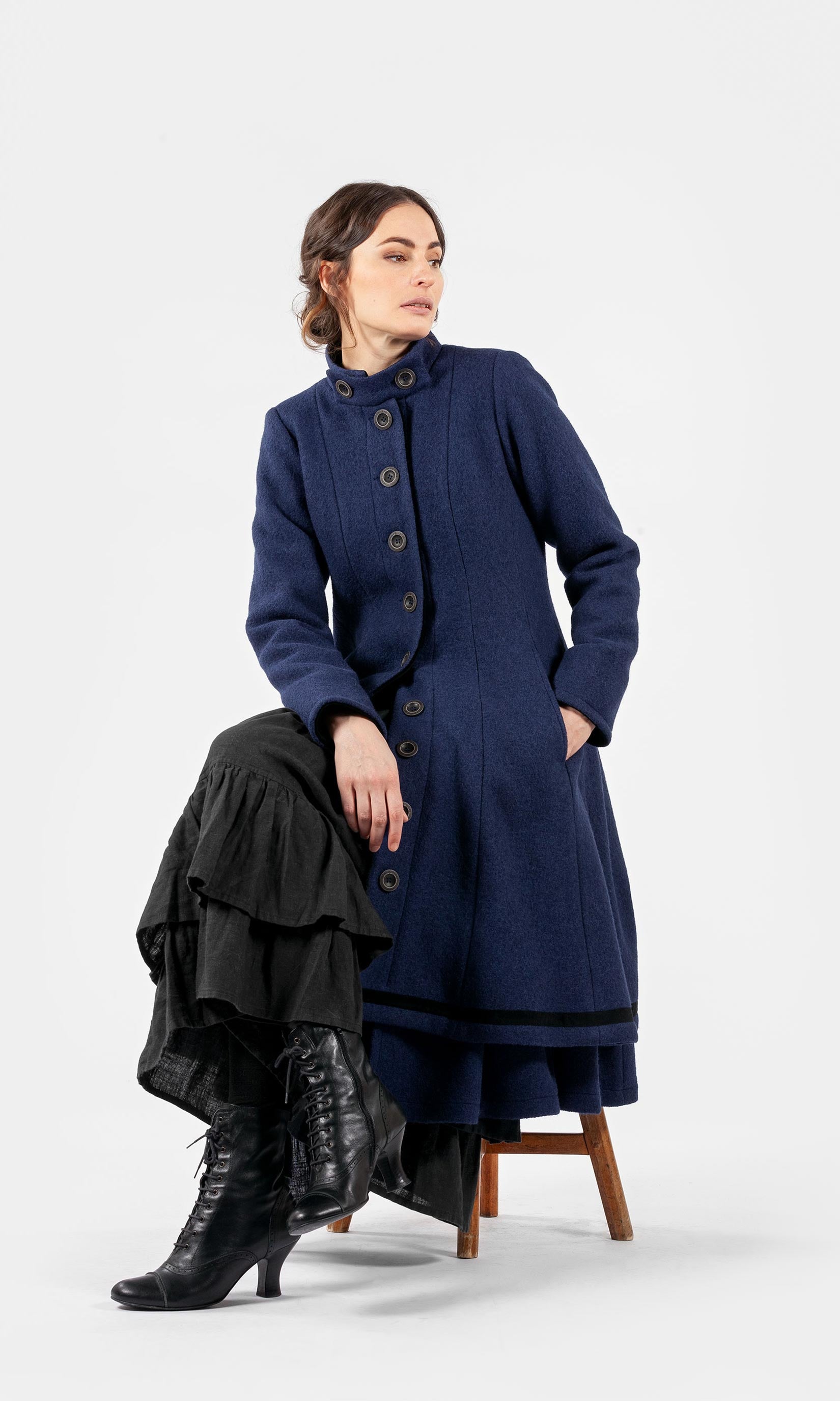 Fitted double-layered buttoned wool coat with collar