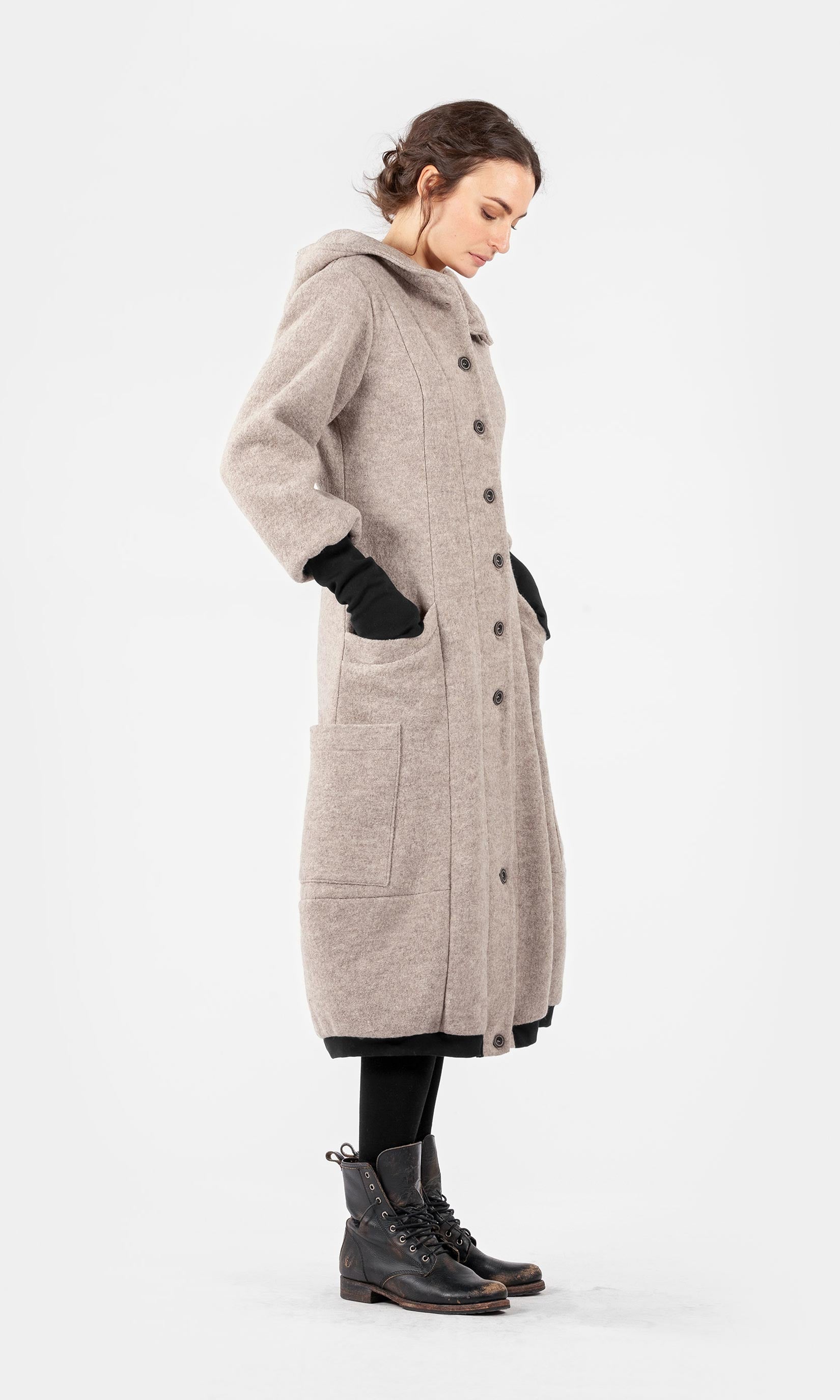 Ullkappa med ballongkjol, muddar och knäppning