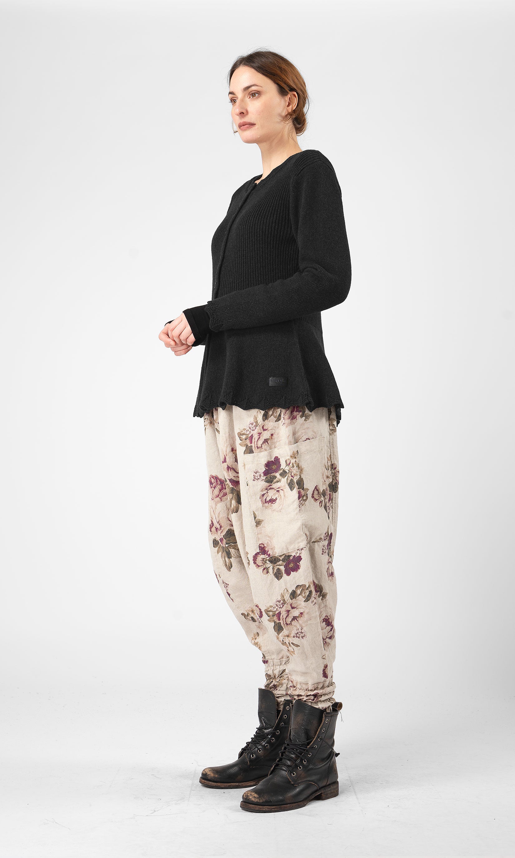 Fitted knitted wool cardigan with button closure