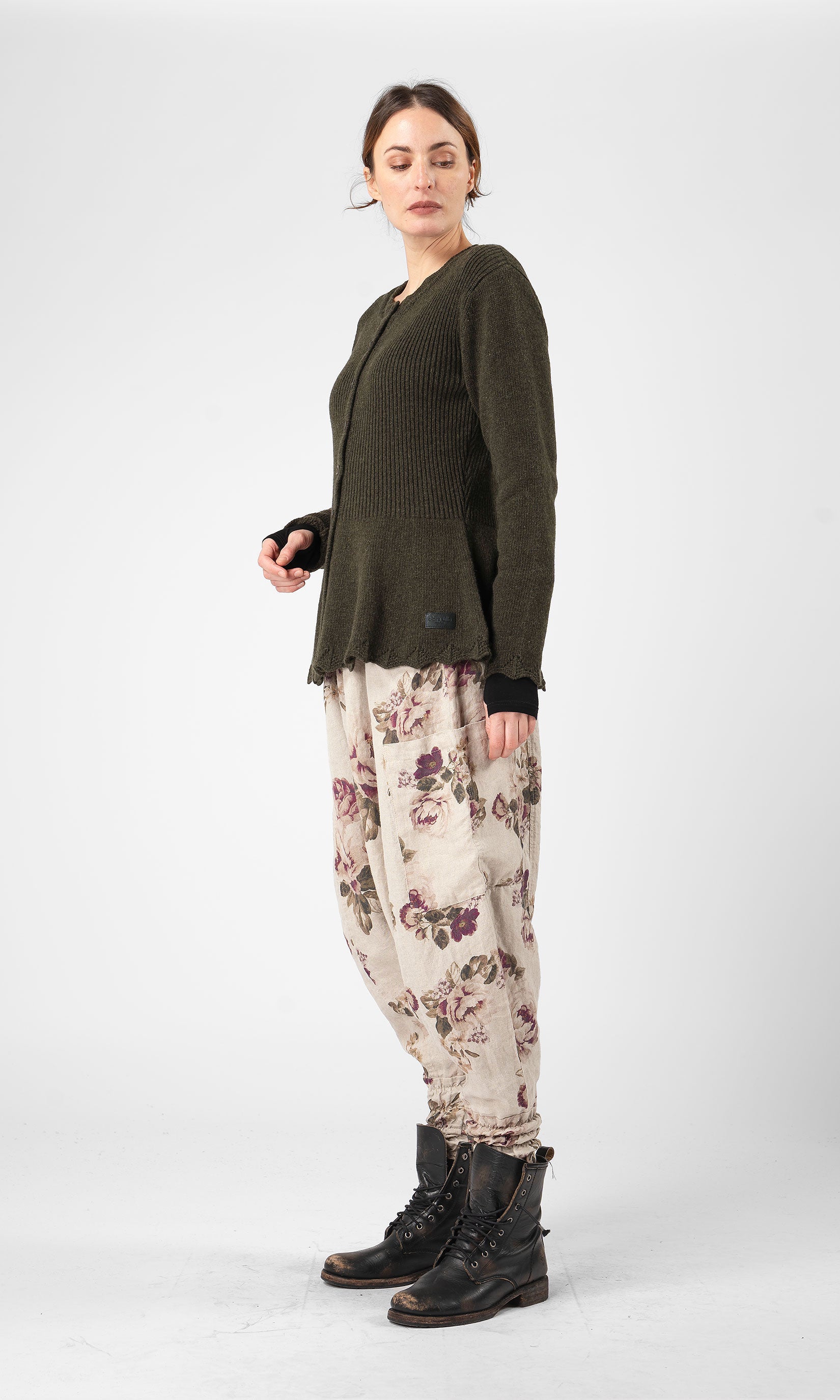 Maßgeschneidert Strickjacke aus Wolle mit Knopfverschluss