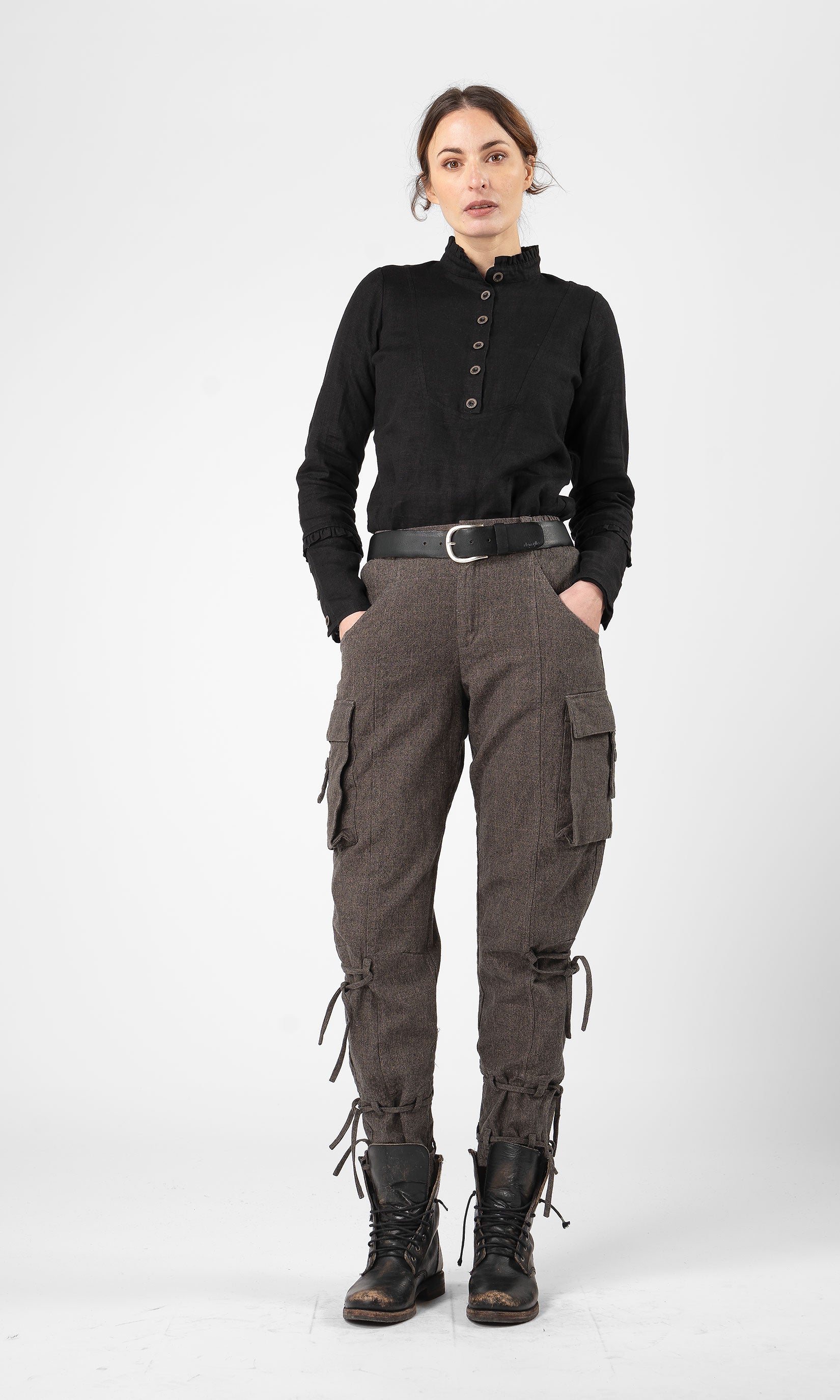 Hose aus Hanfmischung mit Cargotaschen und Bändern