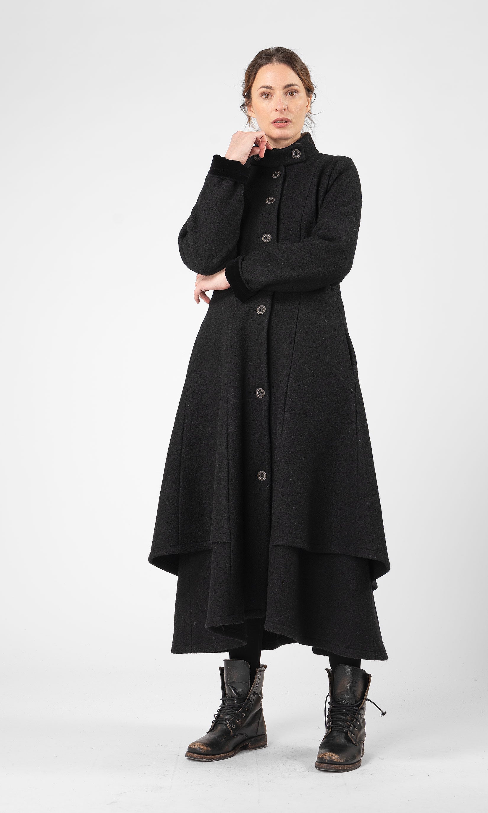 Lång ullkappa med knäpning i krage