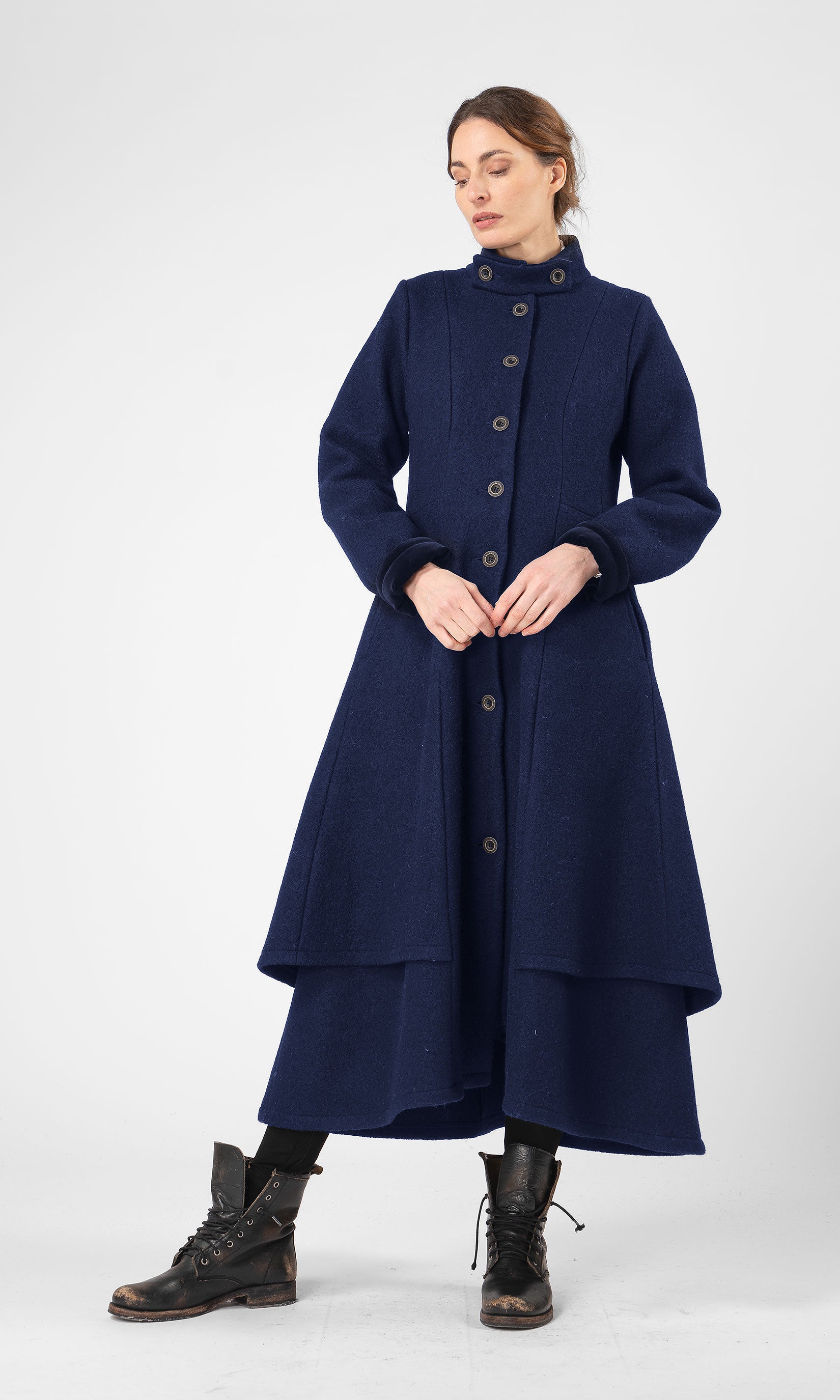 Lång ullkappa med knäpning i krage