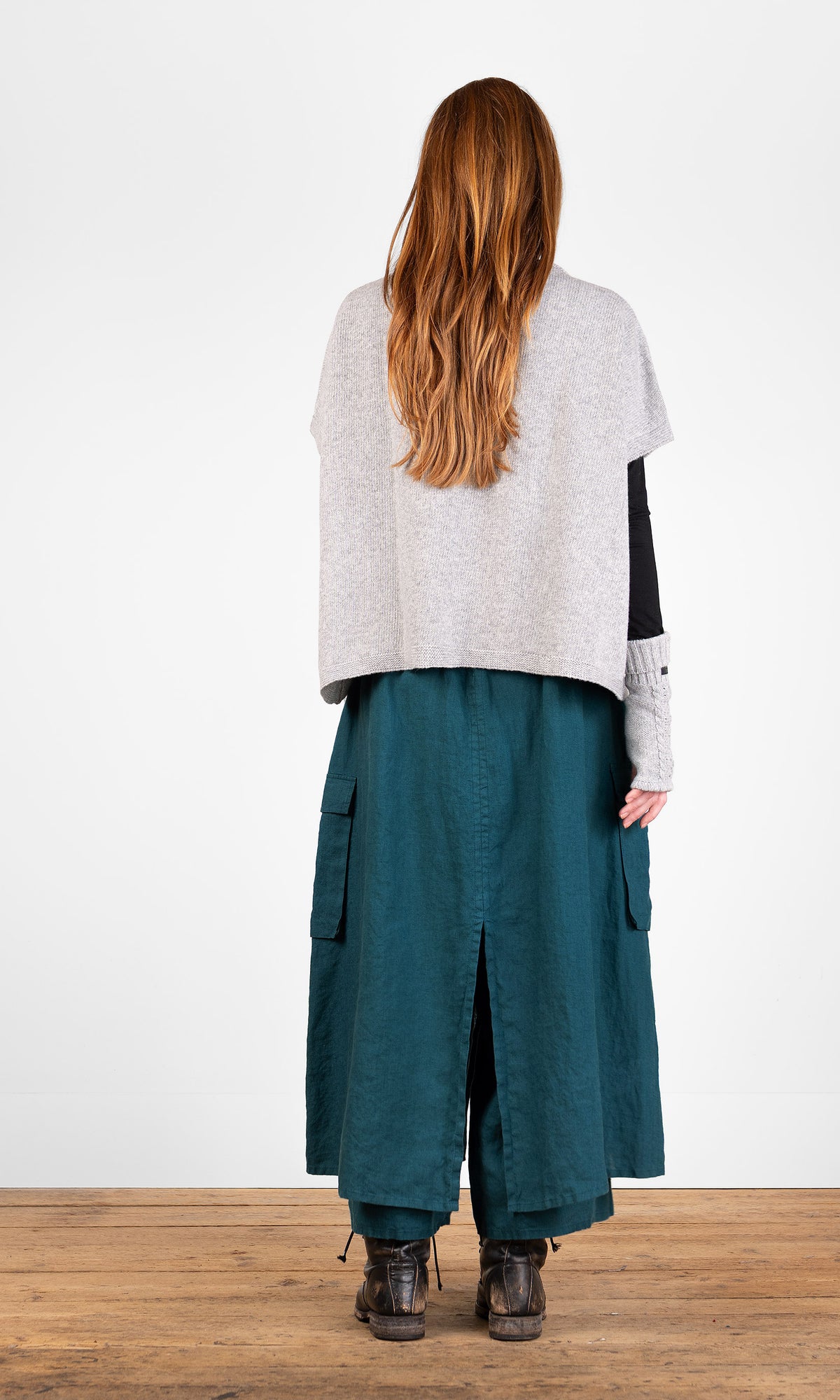 Stickad väst i ull, oversize, bak, grå - Olars Ulla