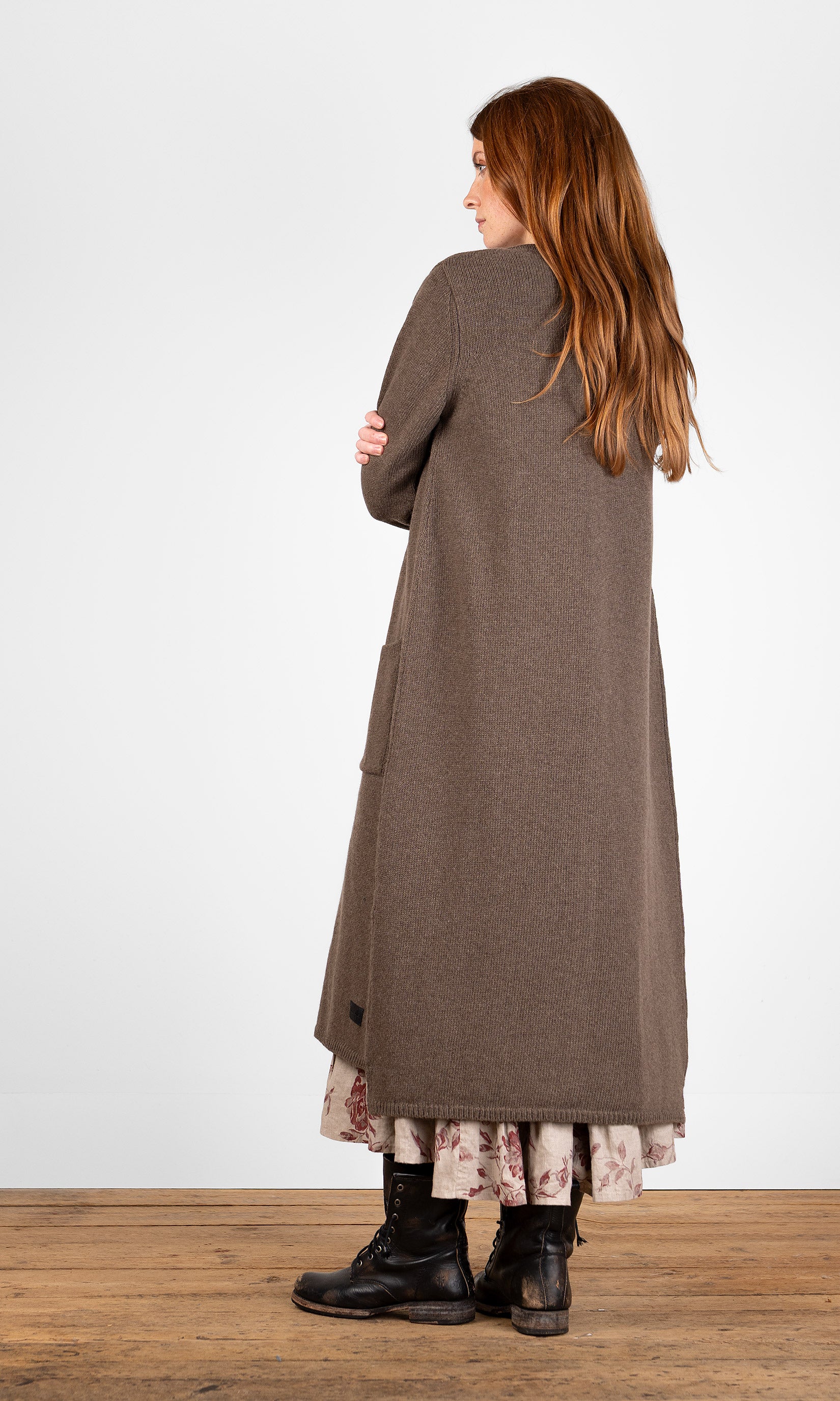 Lange gestrickte Wollstrickjacke mit V-Ausschnitt