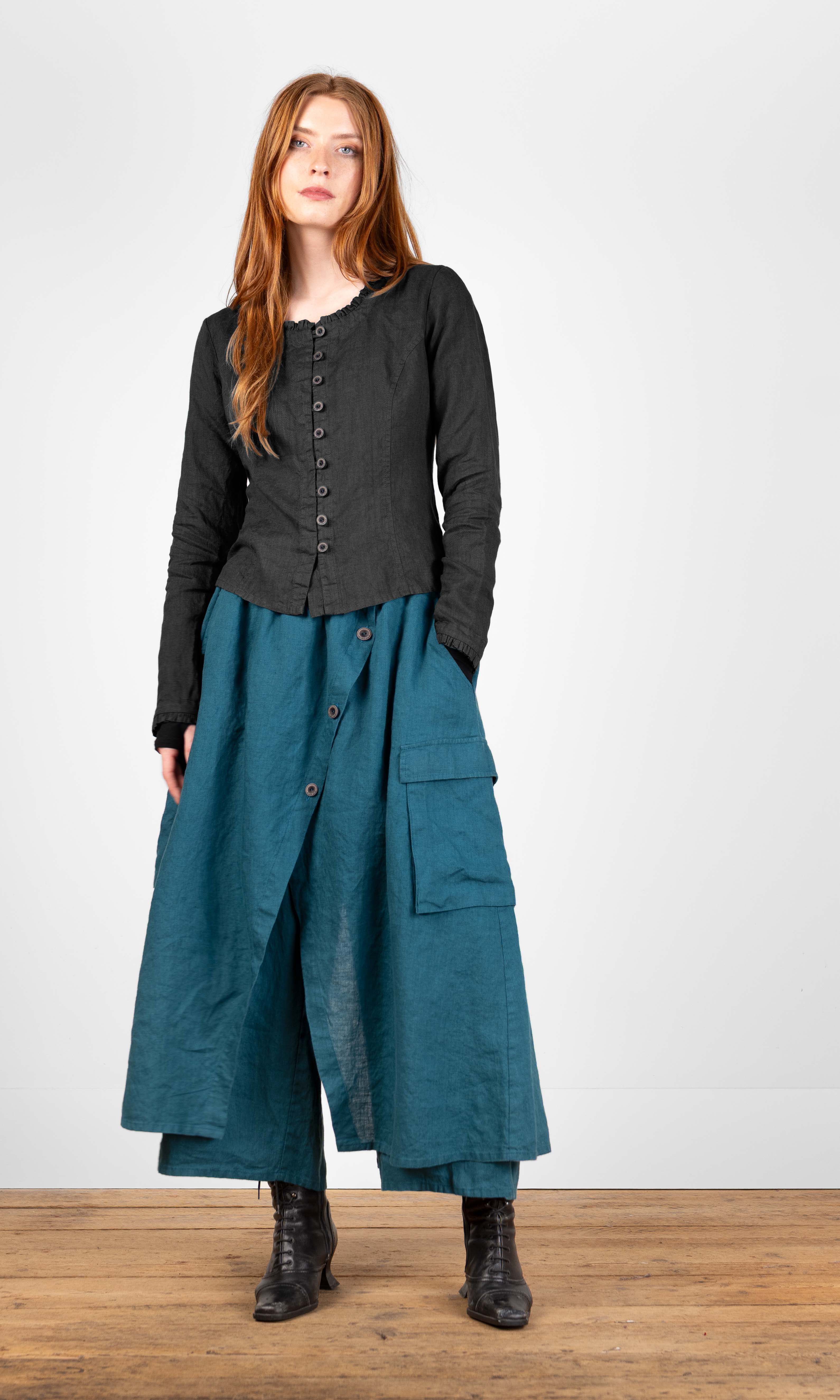 Blus med volangdetaljer, figursydd svart