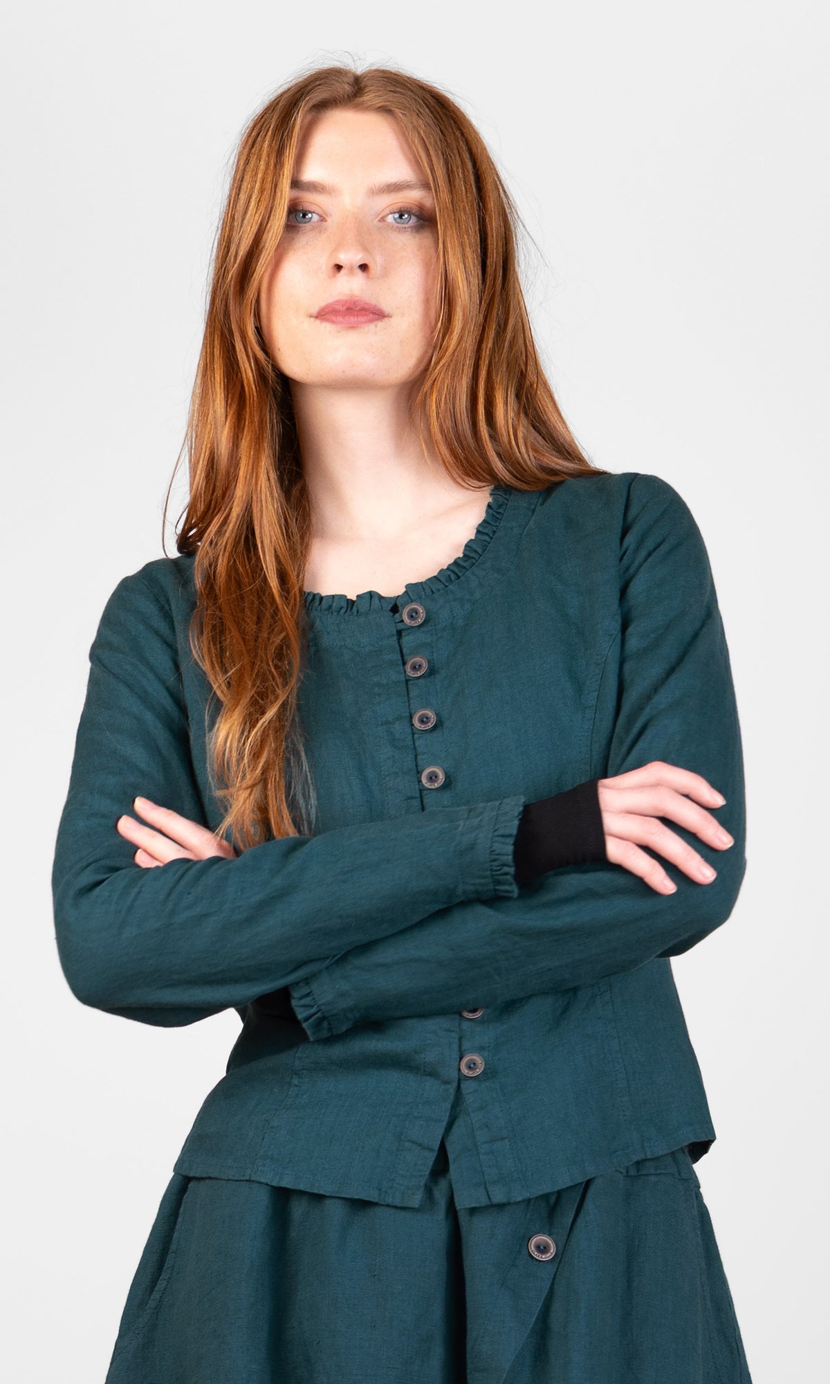 Blus med volangdetaljer, figursydd, närbild, petrolgrön - Olars Ulla