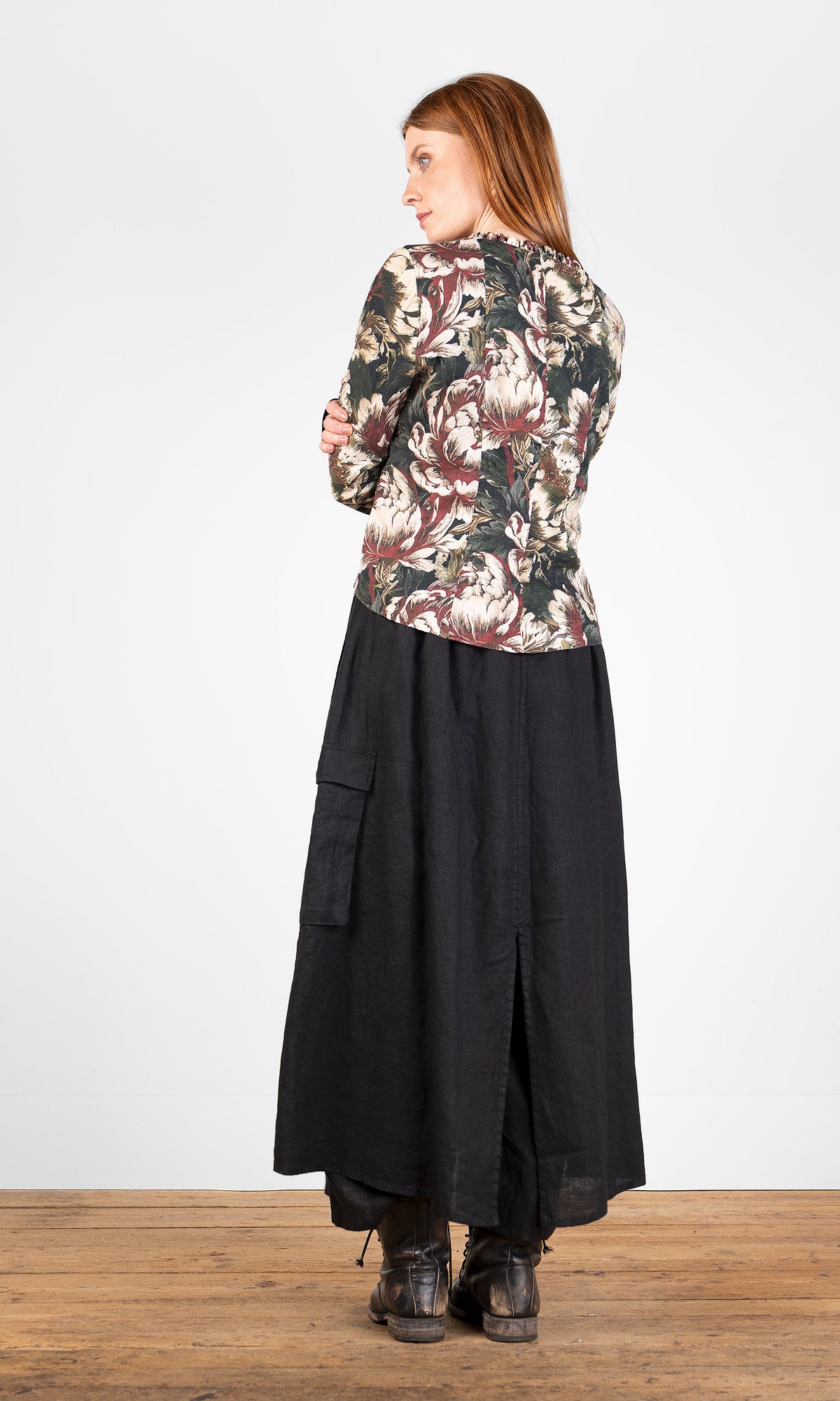Blus med volangdetaljer, figursydd, bak, svart blomma - Olars Ulla