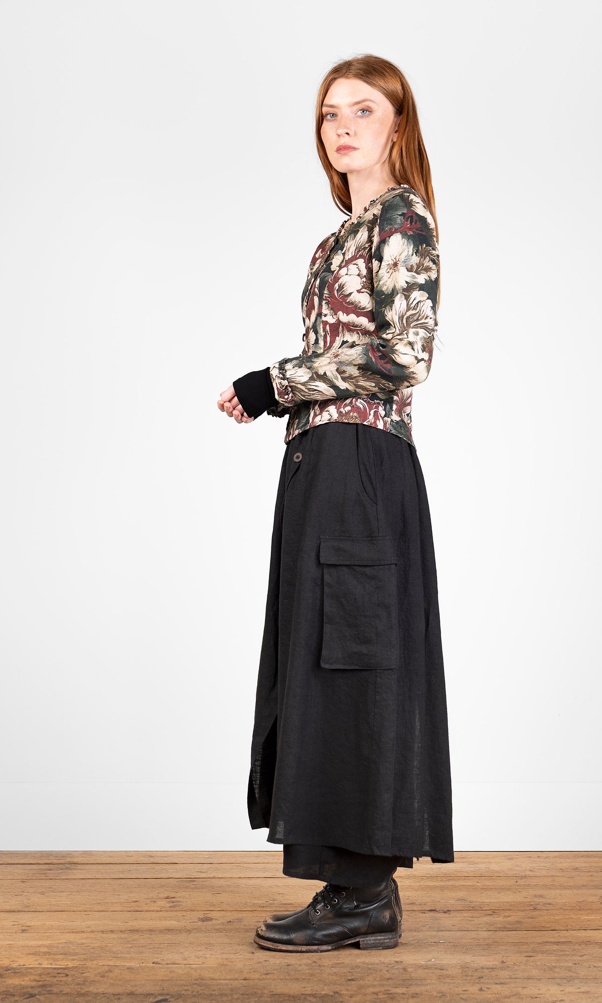 Blus med volangdetaljer, figursydd, sida, svart blomma - Olars Ulla