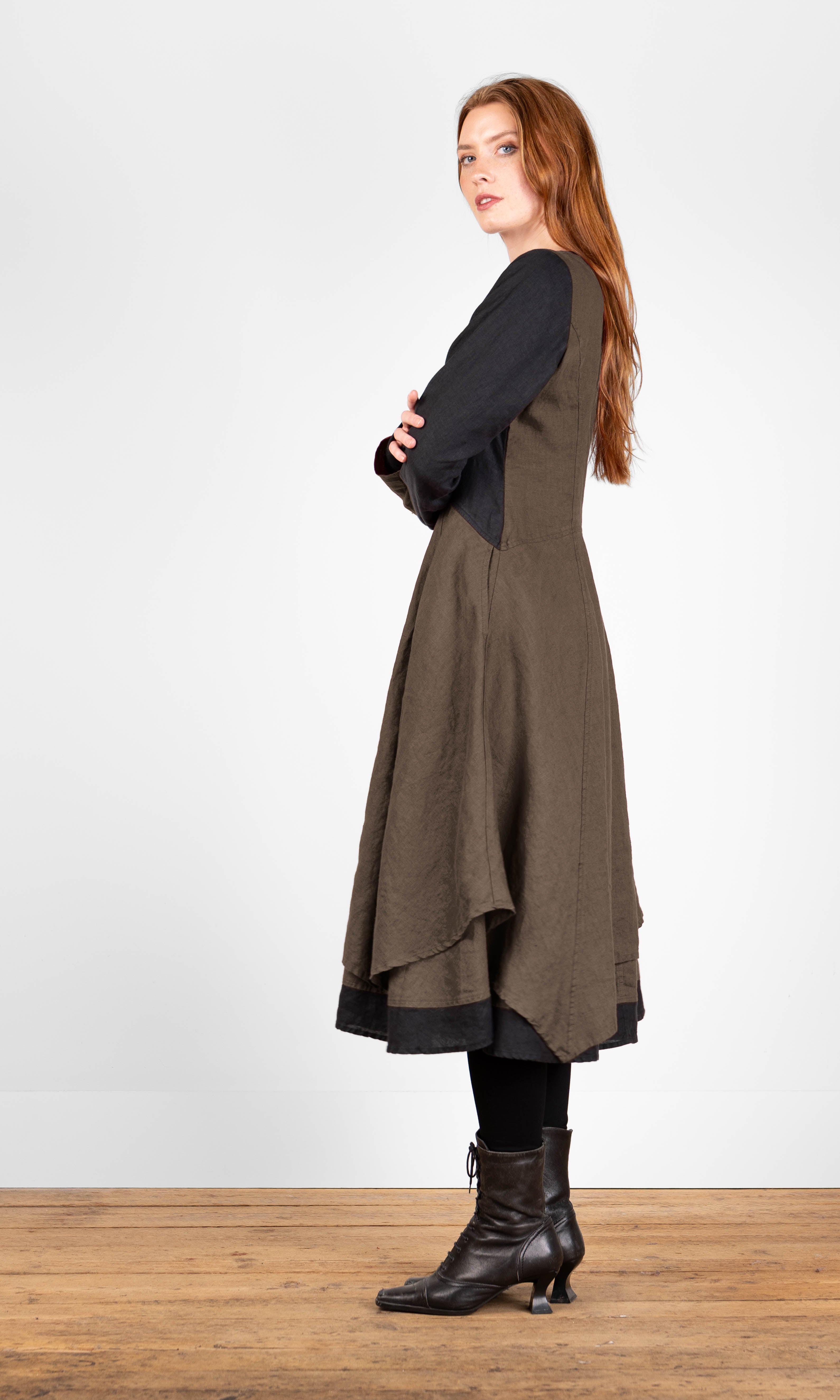 Leinenkleid mit stoffbezogenen Knöpfen