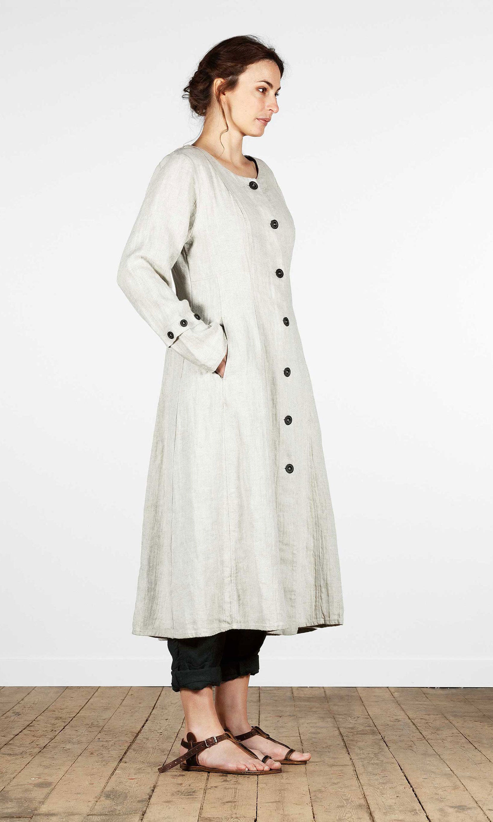 Linnekappa med knappar och rund hals