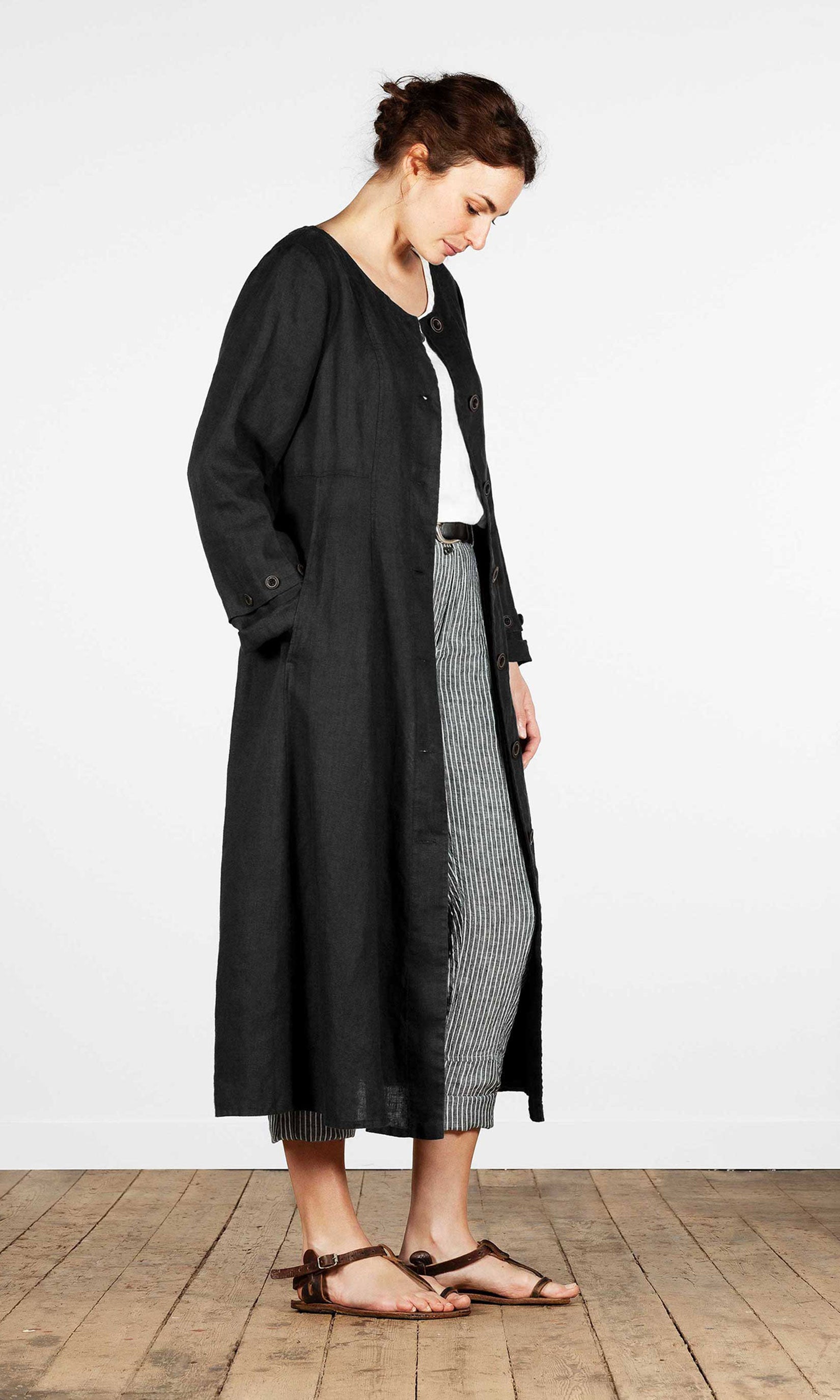 Linen coat with buttons and round neck