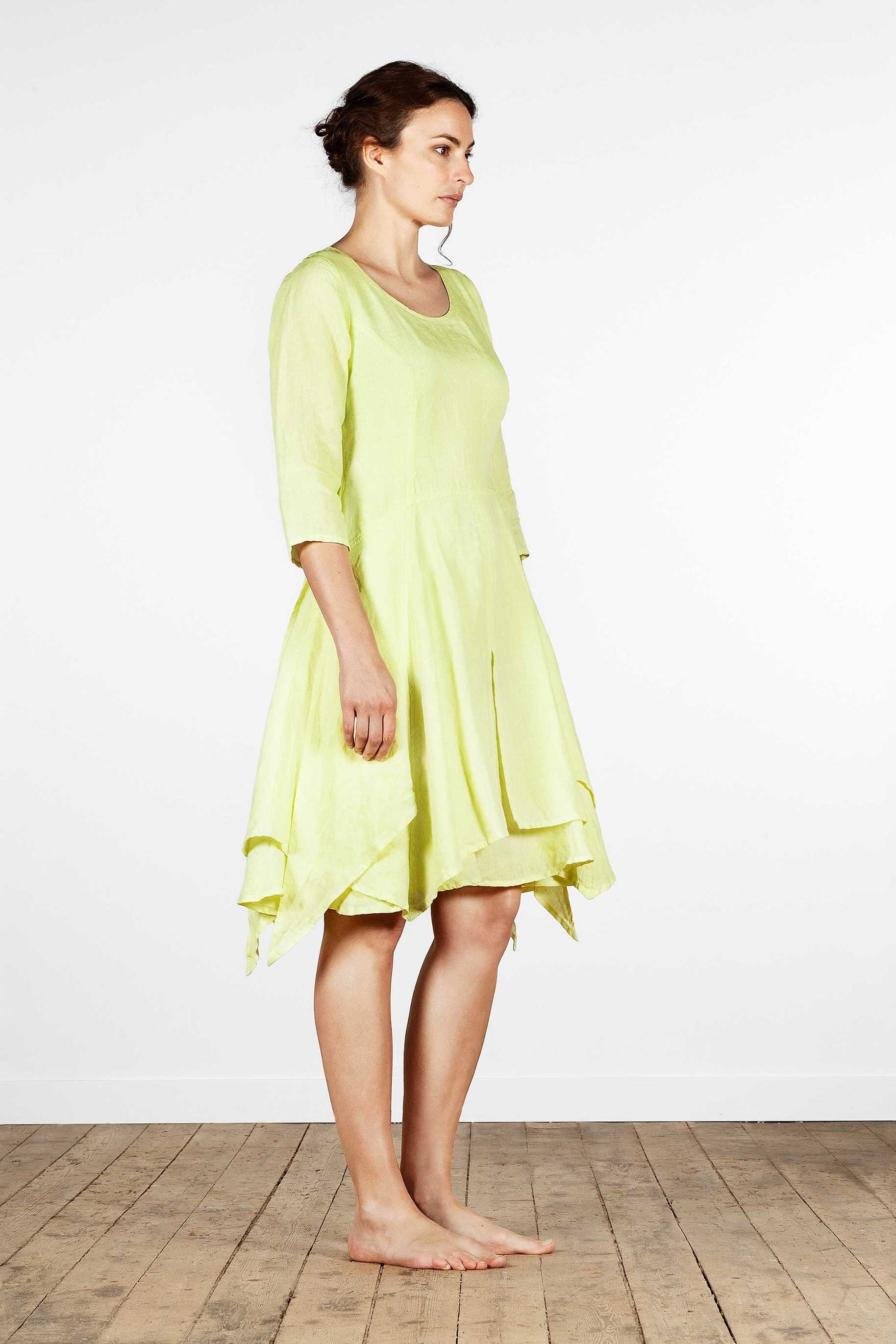 Leinenkleid mit Schlitzen und Dreiviertelärmeln