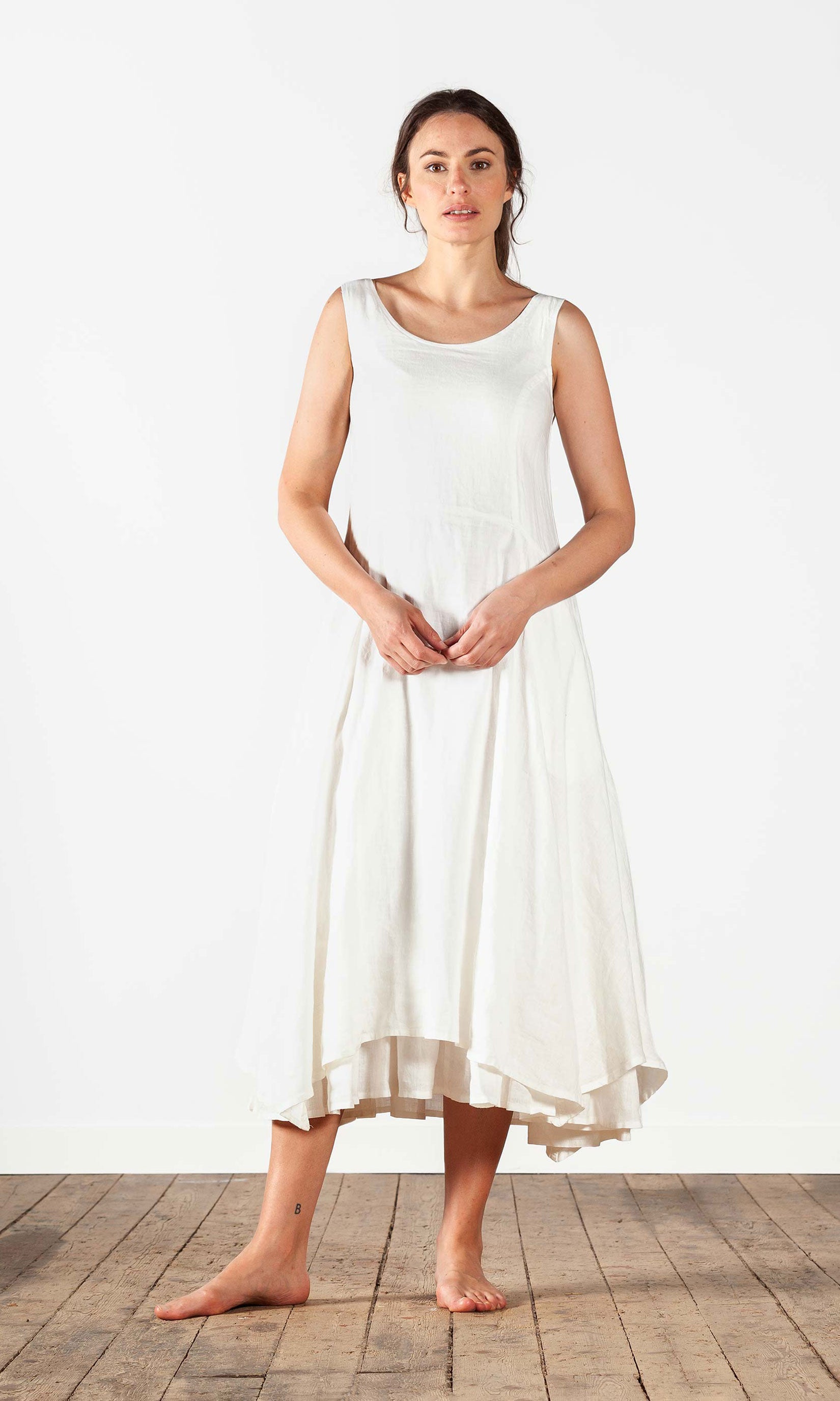 Figurbetontes, langes, ärmelloses Leinenkleid