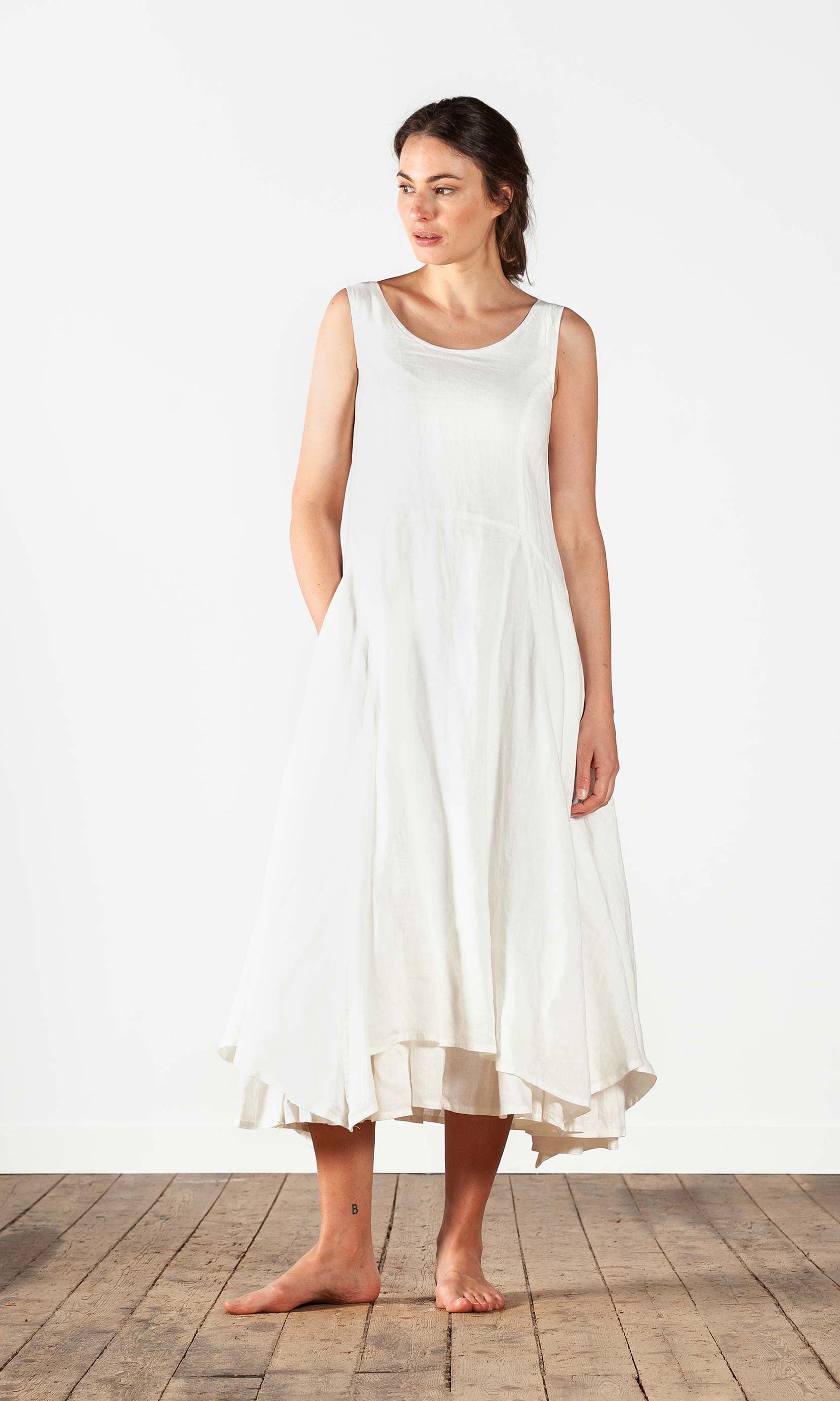 Figurbetontes, langes, ärmelloses Leinenkleid