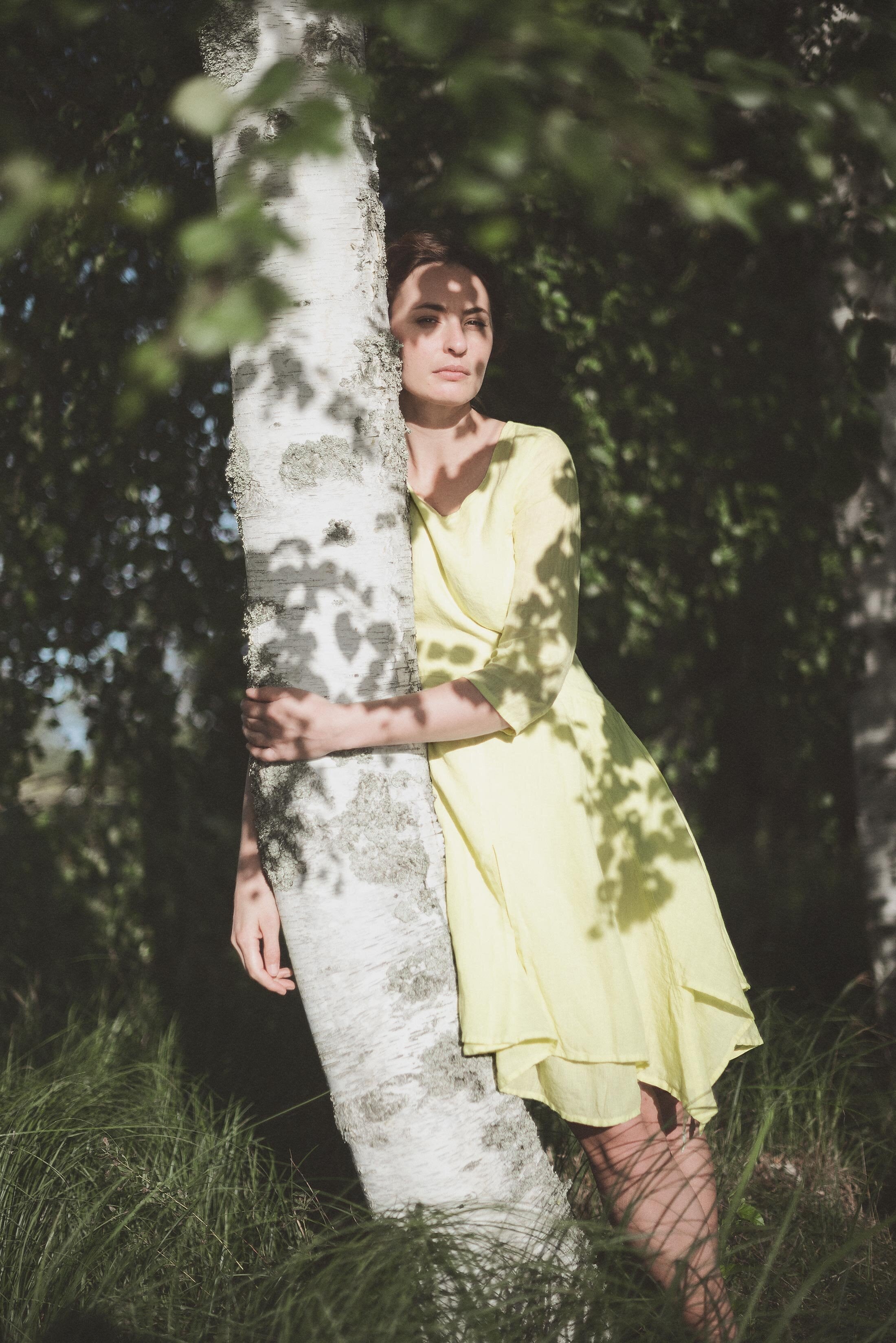 Leinenkleid mit Schlitzen und Dreiviertelärmeln