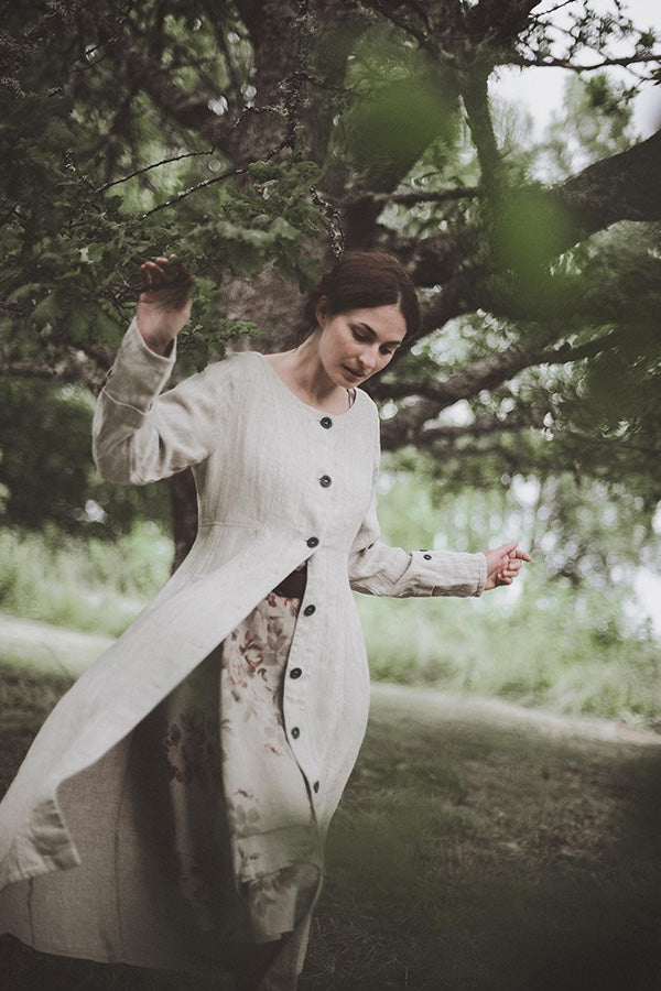 Linnekappa med knappar och rund hals