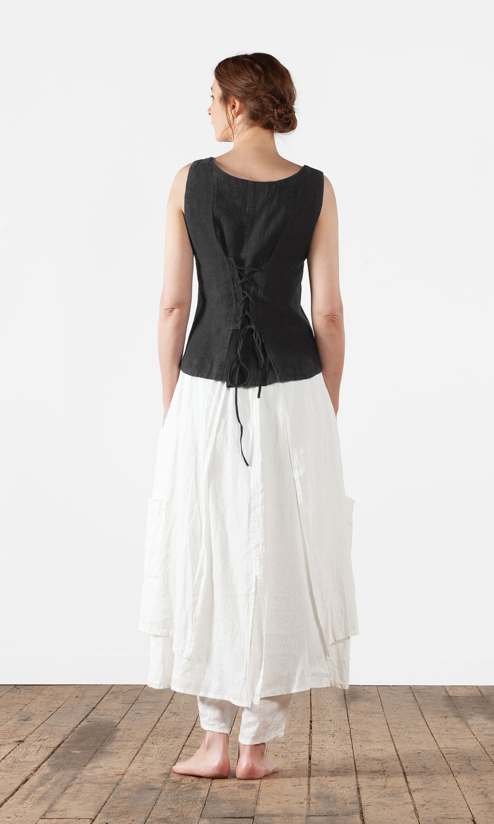 Linne med snörning i ryggen