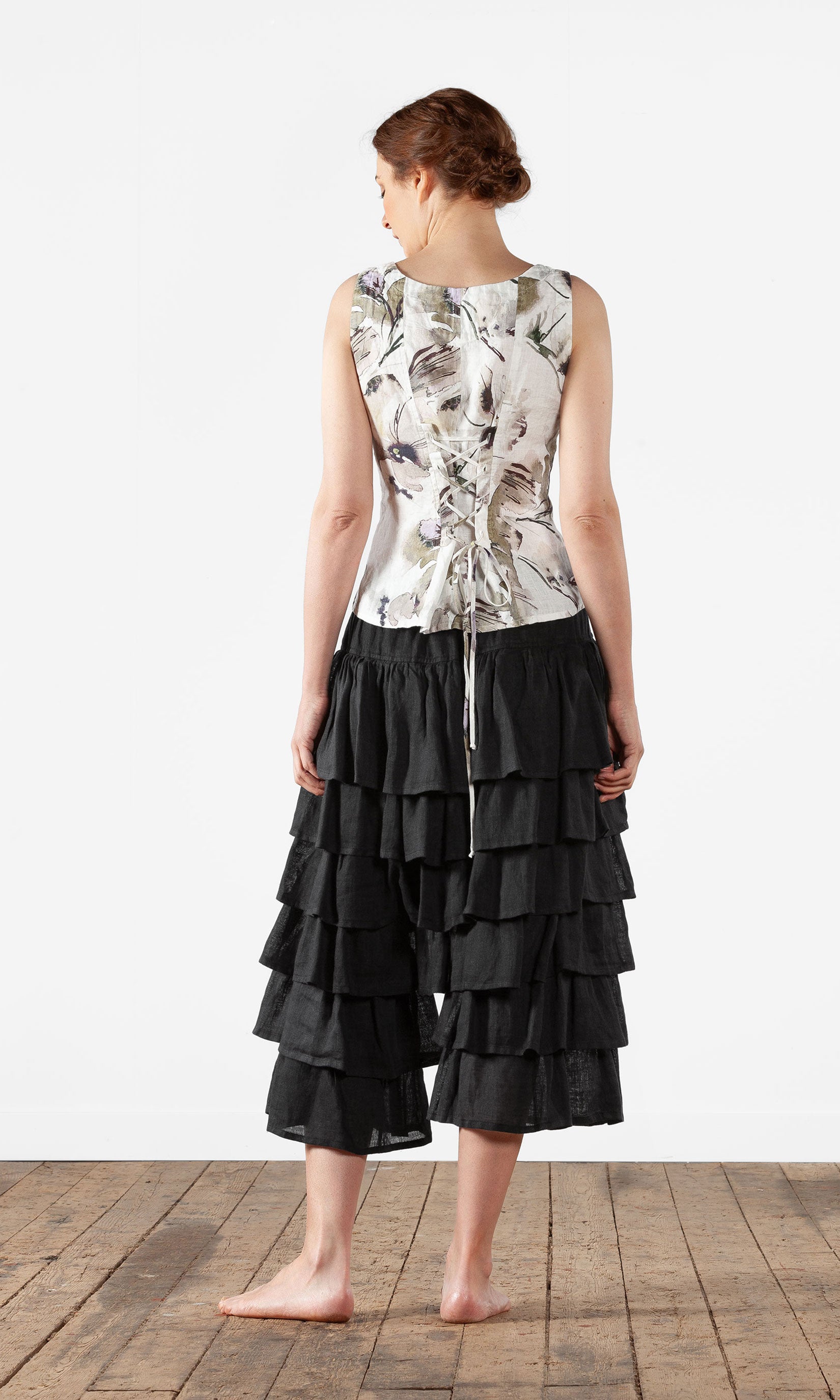 Linne med snörning i ryggen