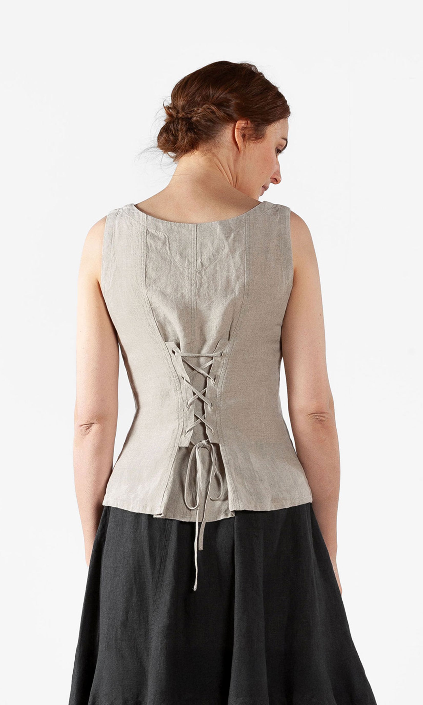 Linne med snörning i ryggen